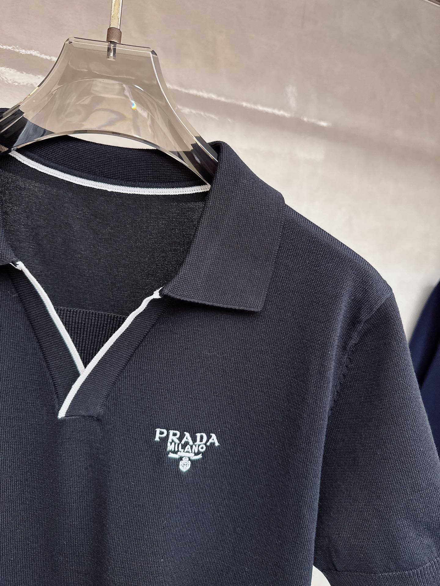 普拉达 2026新款针织衫，松弛老钱，让绅士感在针织里自然流露透气针织面料告别束缚感，肌理织纹垂坠有型，