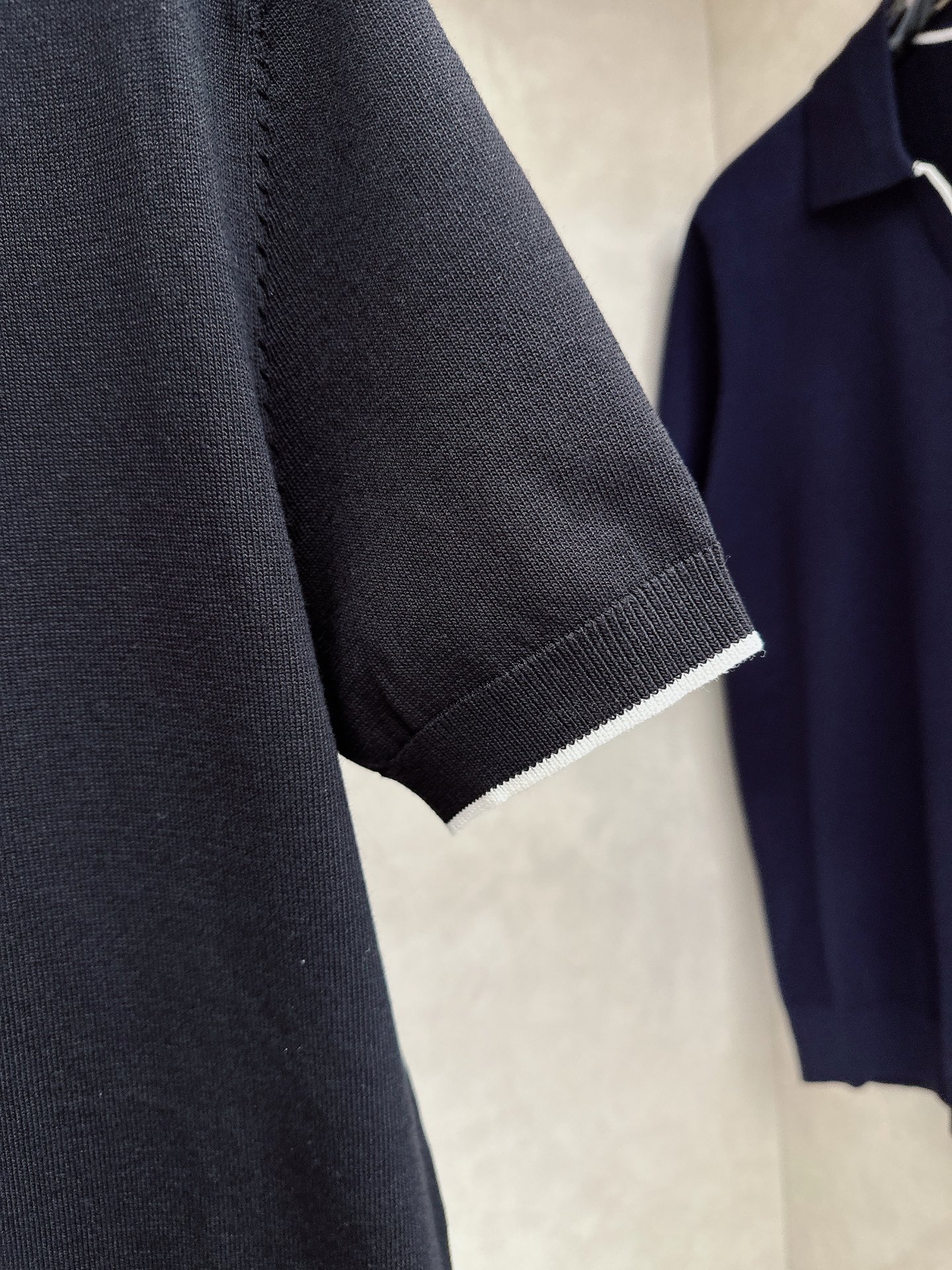 普拉达 2026新款针织衫，松弛老钱，让绅士感在针织里自然流露透气针织面料告别束缚感，肌理织纹垂坠有型，