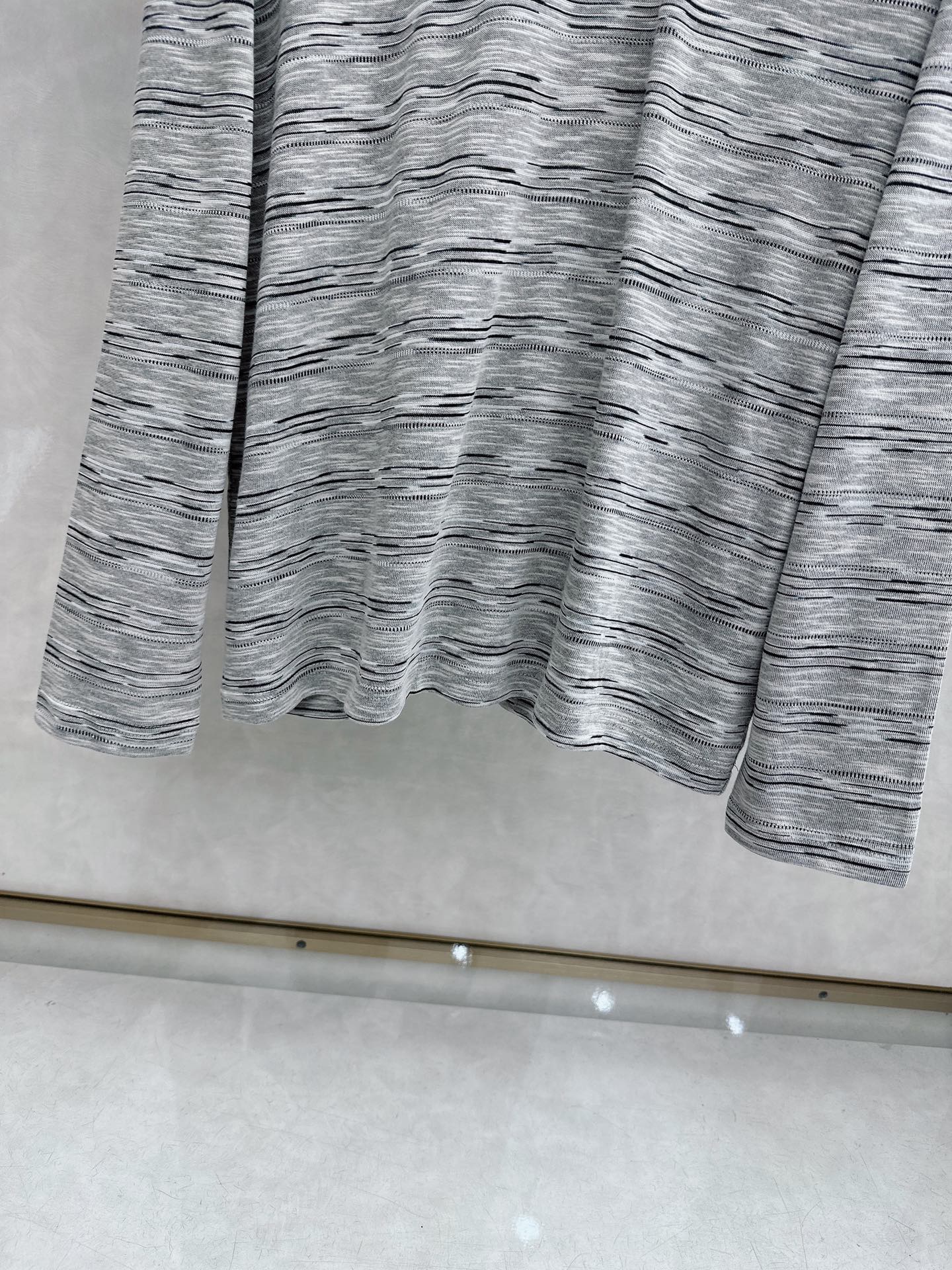 罗意威 2026新款天丝防嗮长袖，松弛老钱，让绅士感在针织里自然流露透气针织面料告别束缚感，肌理织纹垂坠