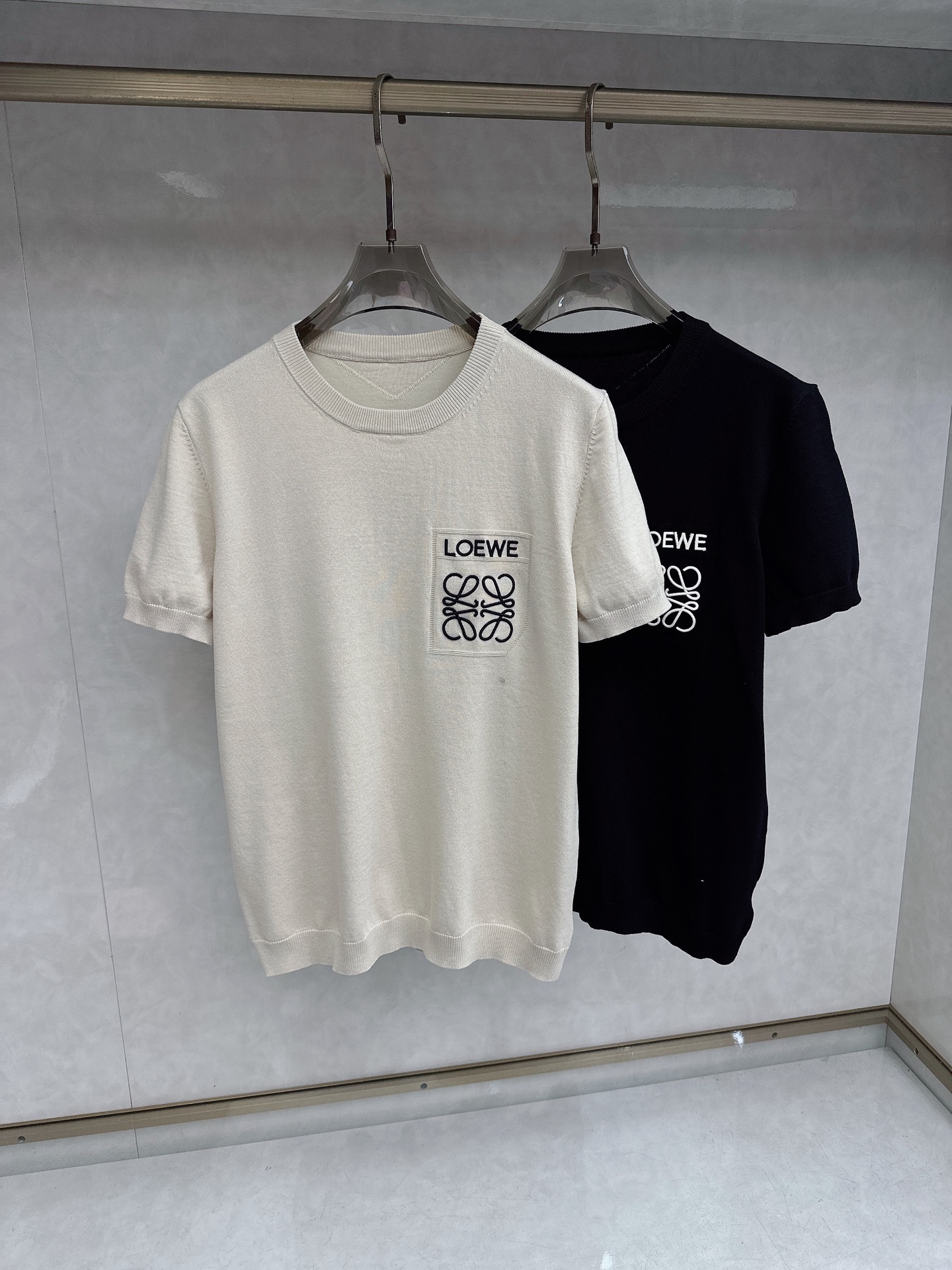 Loewe 罗意威 2026新款针织衫，松弛老钱，让绅士感在针织里自然流露透气针织面料告别束缚感，肌理织