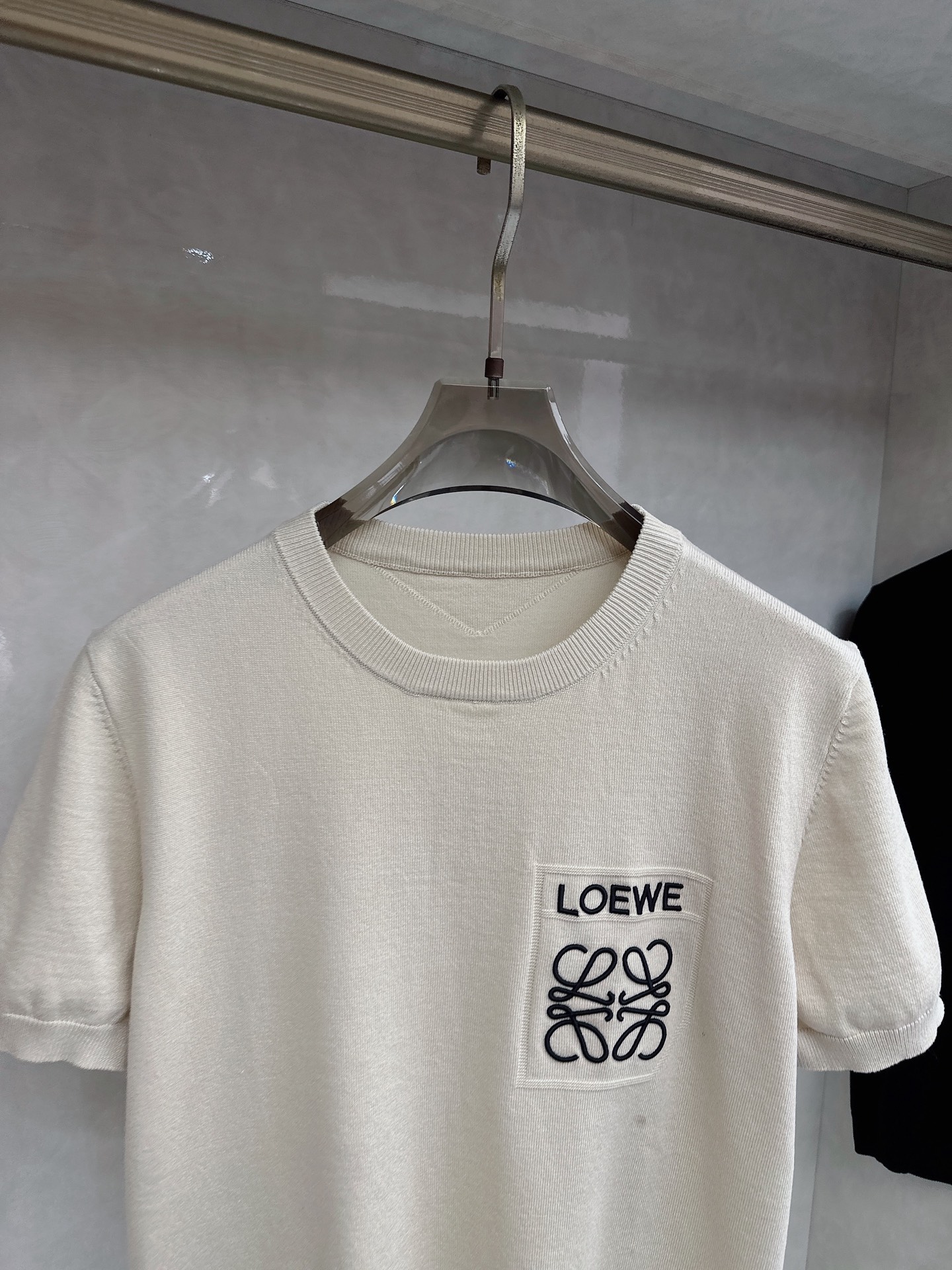Loewe 罗意威 2026新款针织衫，松弛老钱，让绅士感在针织里自然流露透气针织面料告别束缚感，肌理织
