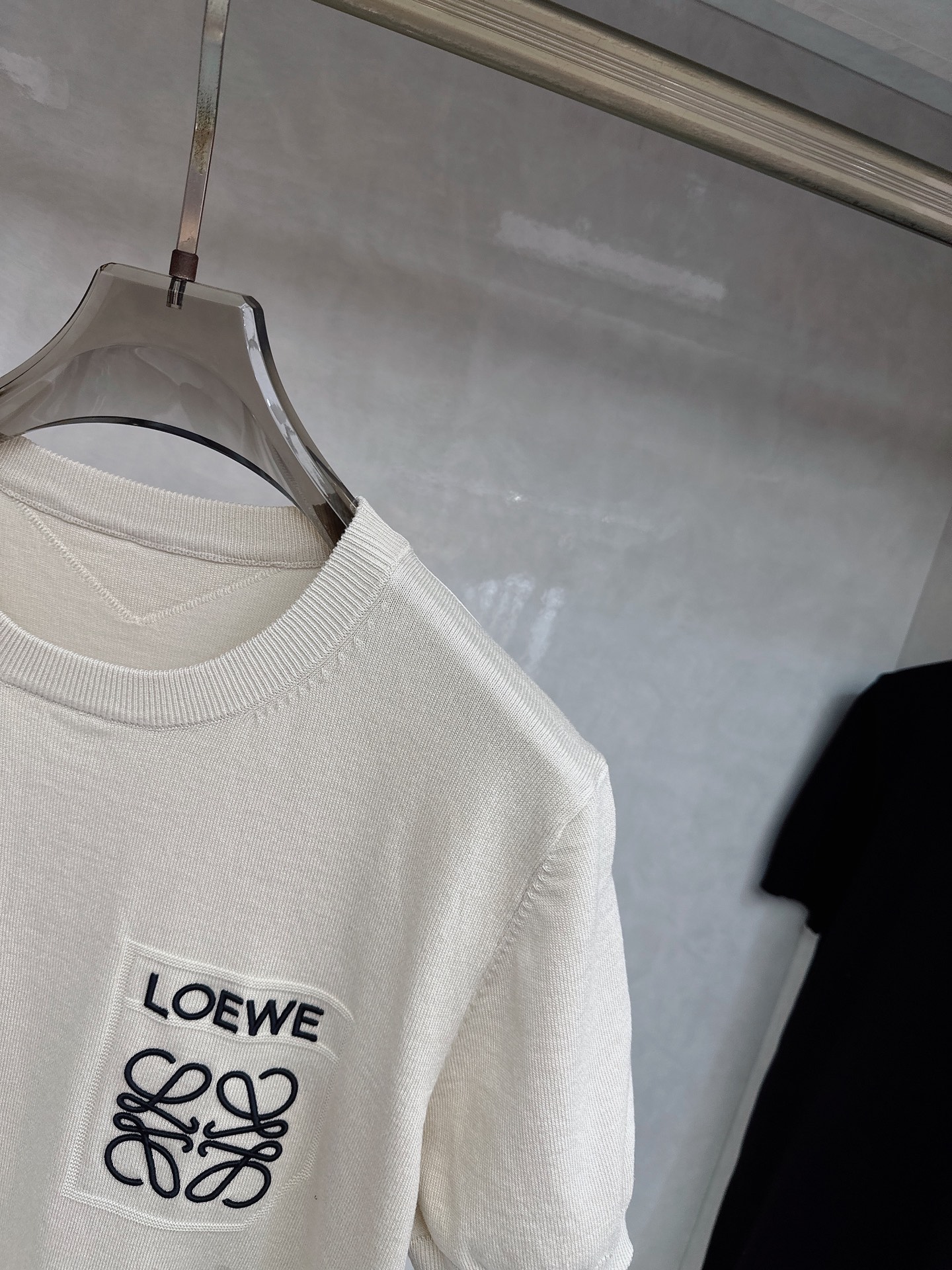 Loewe 罗意威 2026新款针织衫，松弛老钱，让绅士感在针织里自然流露透气针织面料告别束缚感，肌理织