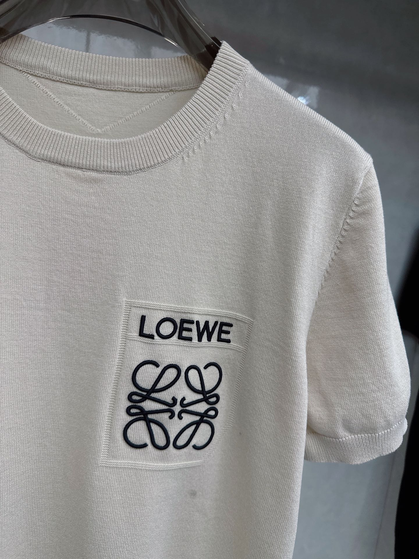 Loewe 罗意威 2026新款针织衫，松弛老钱，让绅士感在针织里自然流露透气针织面料告别束缚感，肌理织