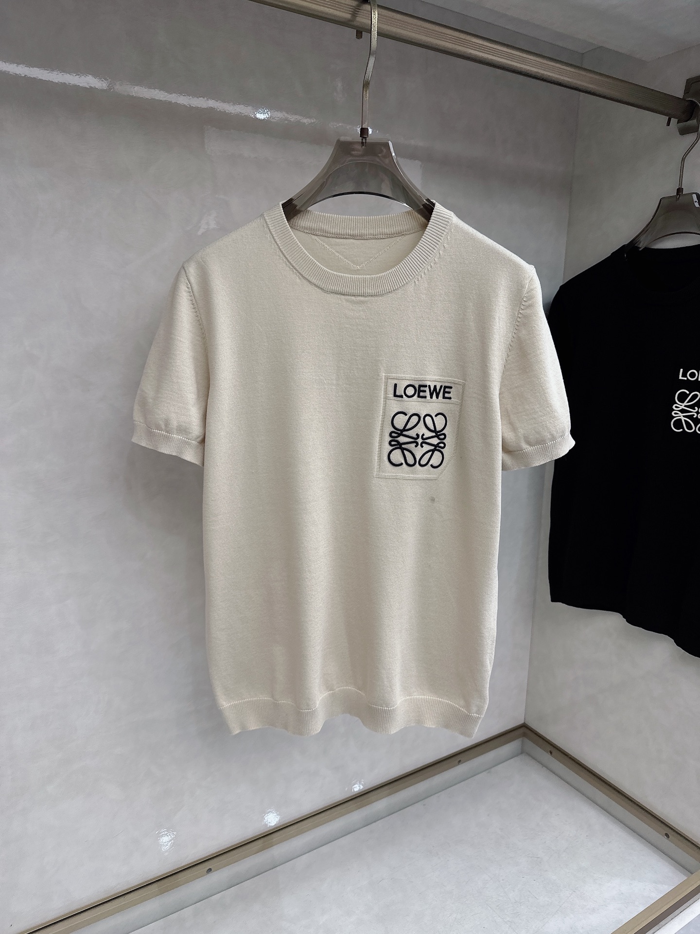 Loewe 罗意威 2026新款针织衫，松弛老钱，让绅士感在针织里自然流露透气针织面料告别束缚感，肌理织