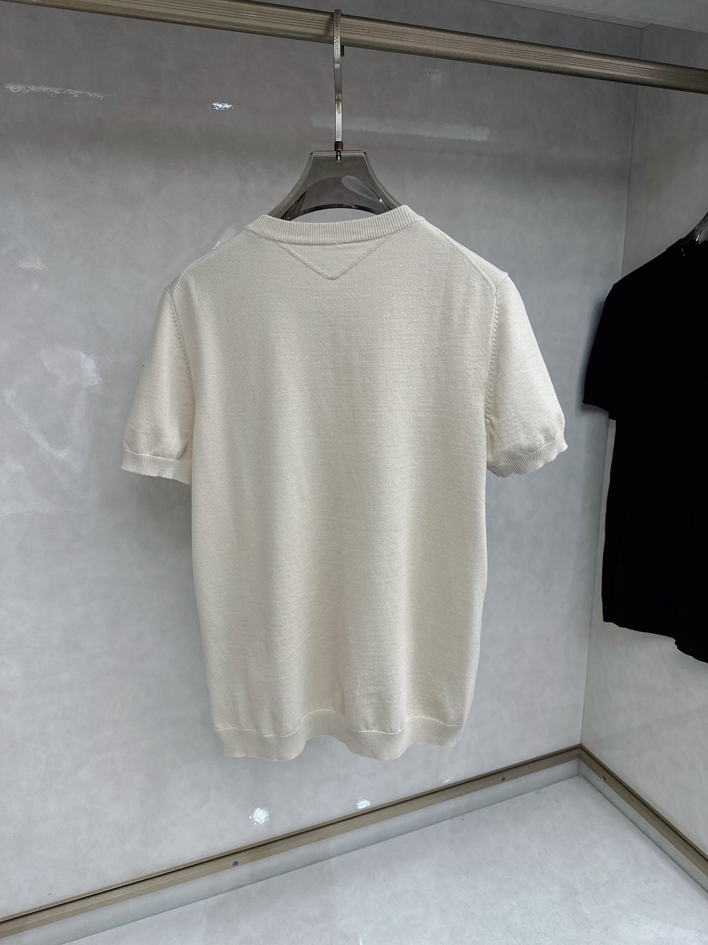 Loewe 罗意威 2026新款针织衫，松弛老钱，让绅士感在针织里自然流露透气针织面料告别束缚感，肌理织