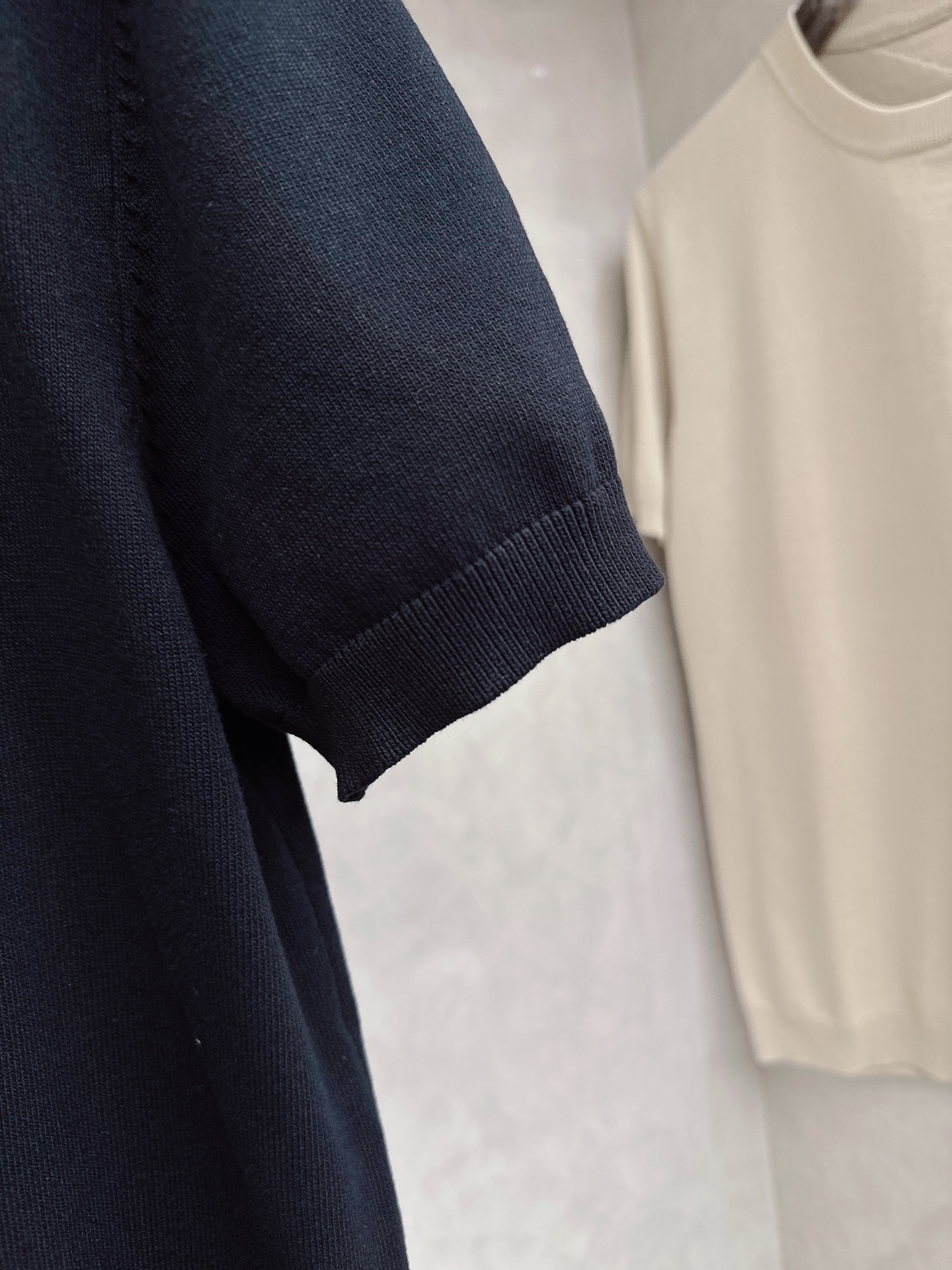 Loewe 罗意威 2026新款针织衫，松弛老钱，让绅士感在针织里自然流露透气针织面料告别束缚感，肌理织