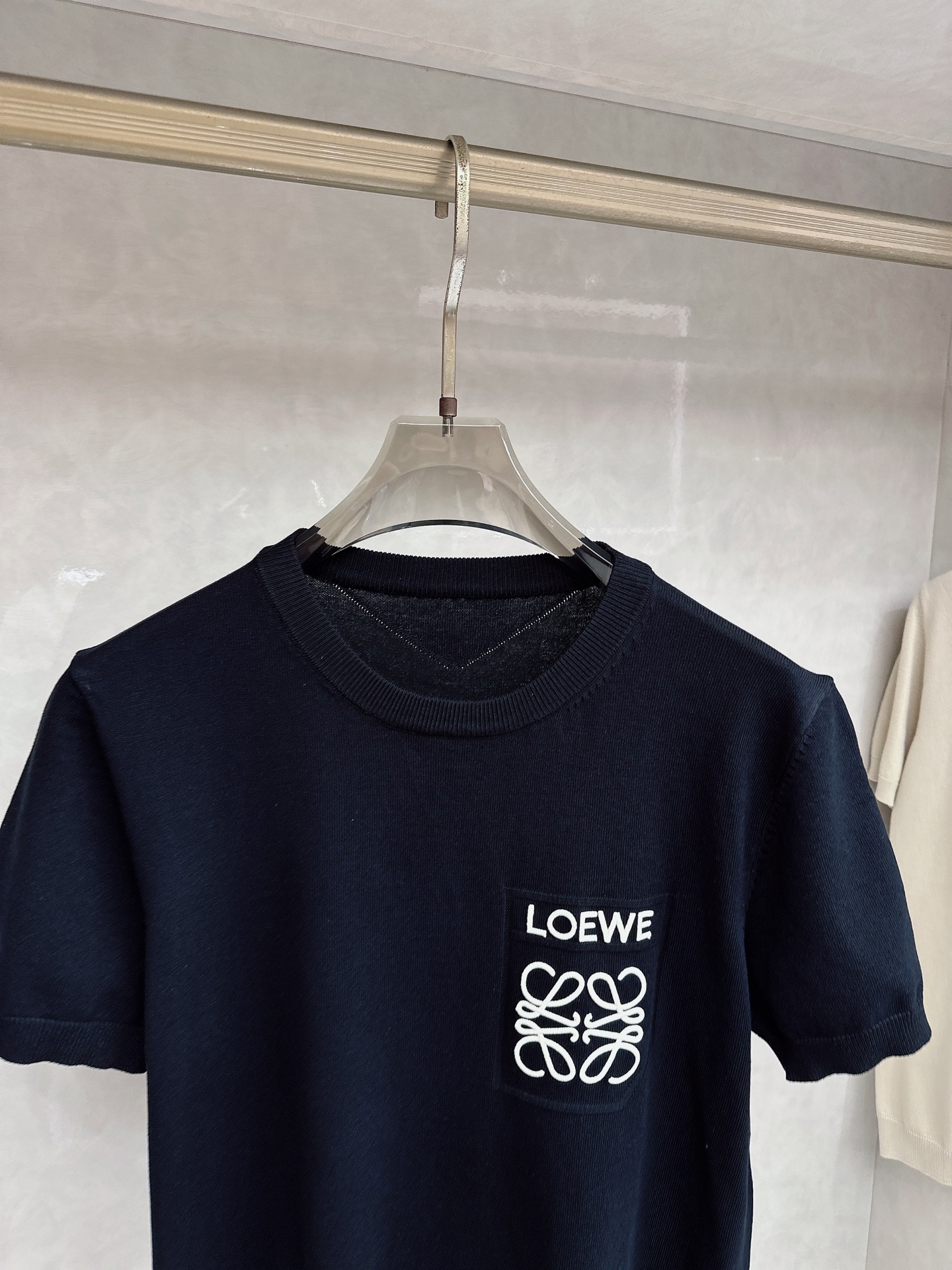 Loewe 罗意威 2026新款针织衫，松弛老钱，让绅士感在针织里自然流露透气针织面料告别束缚感，肌理织
