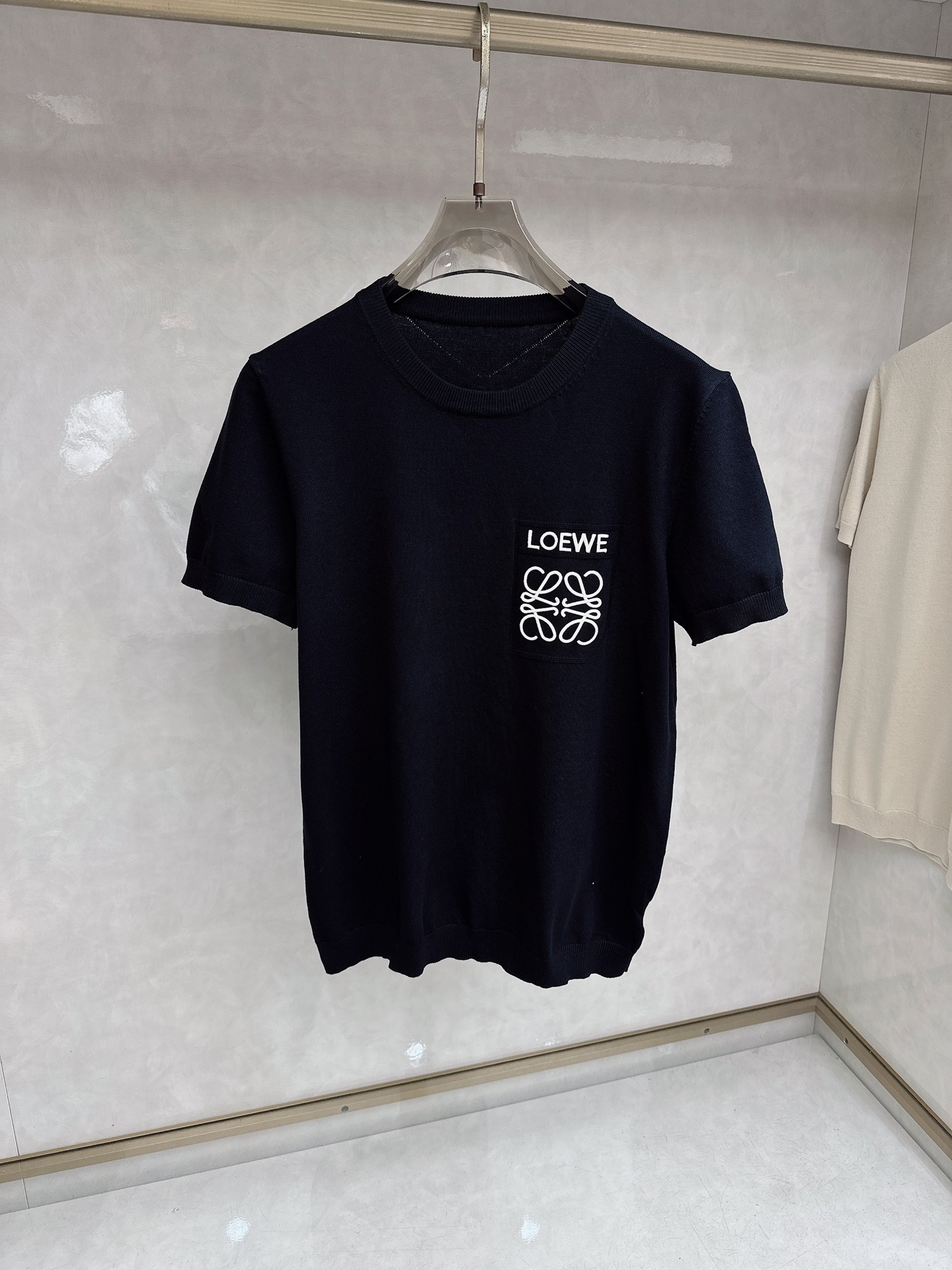 Loewe 罗意威 2026新款针织衫，松弛老钱，让绅士感在针织里自然流露透气针织面料告别束缚感，肌理织