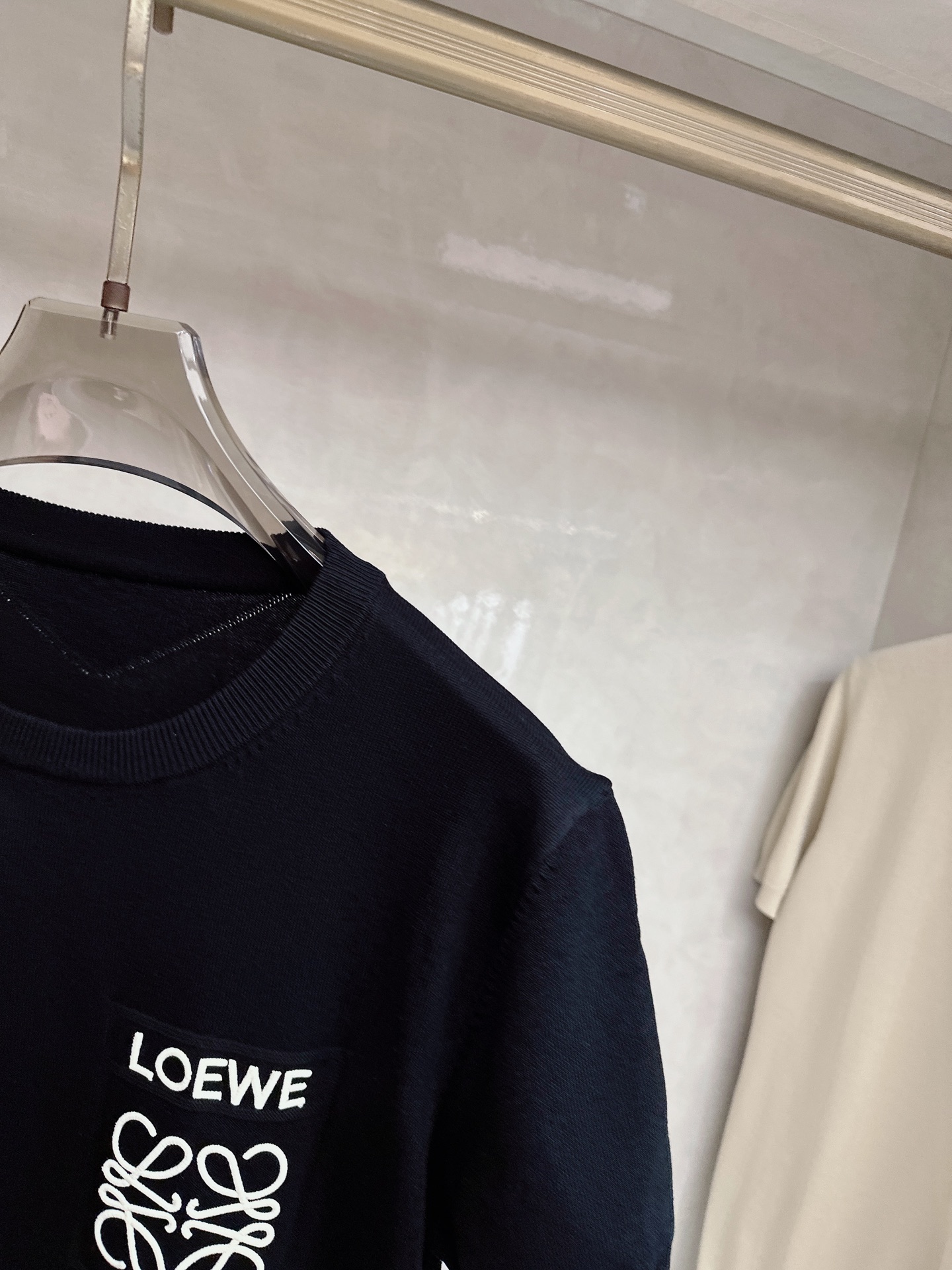 Loewe 罗意威 2026新款针织衫，松弛老钱，让绅士感在针织里自然流露透气针织面料告别束缚感，肌理织