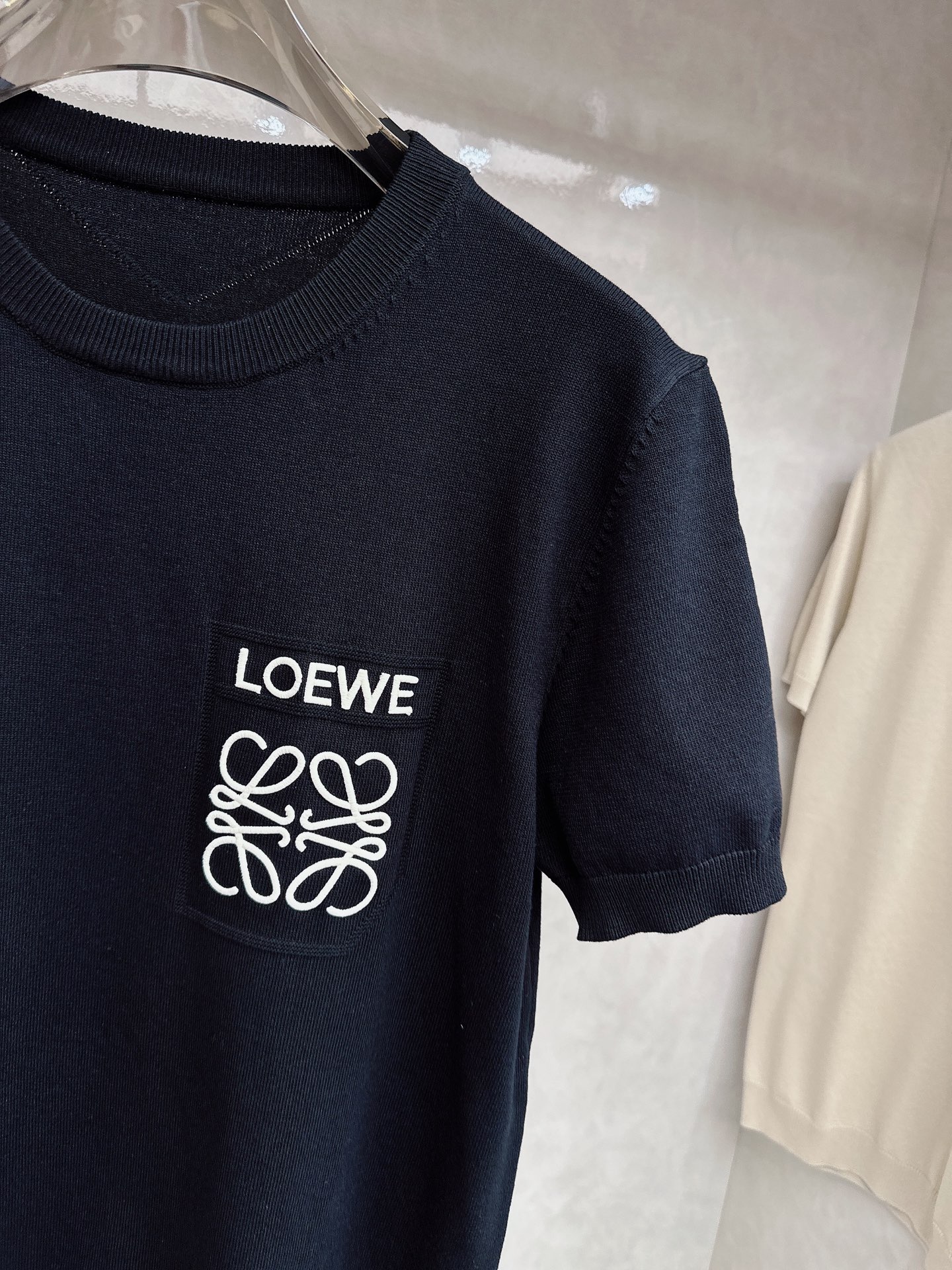 Loewe 罗意威 2026新款针织衫，松弛老钱，让绅士感在针织里自然流露透气针织面料告别束缚感，肌理织