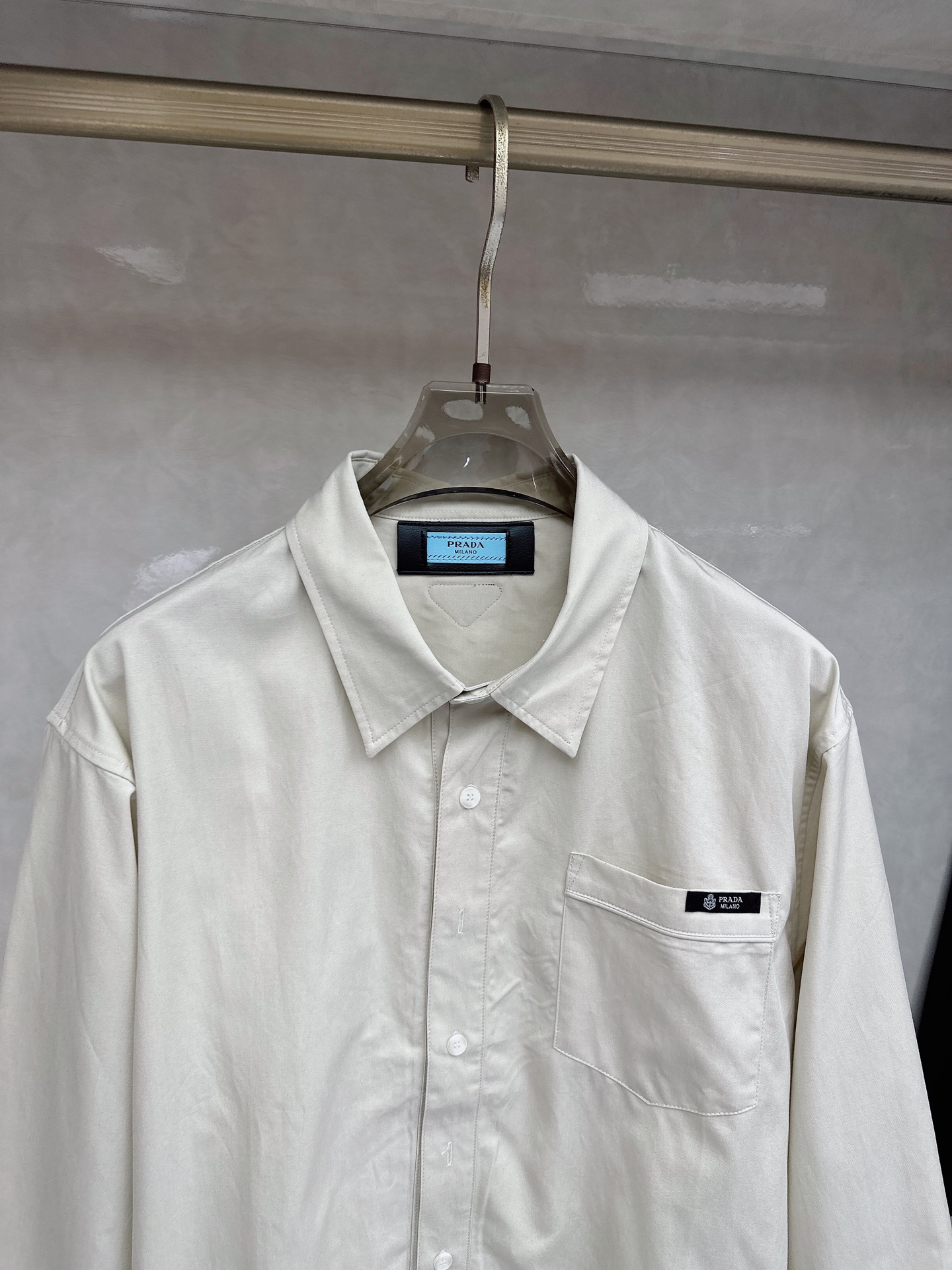 PRADA 普拉达 2026男士 秋季最新款纯色长袖三角标衬衫外套 简约到了极致就是经典！！普拉达这个品