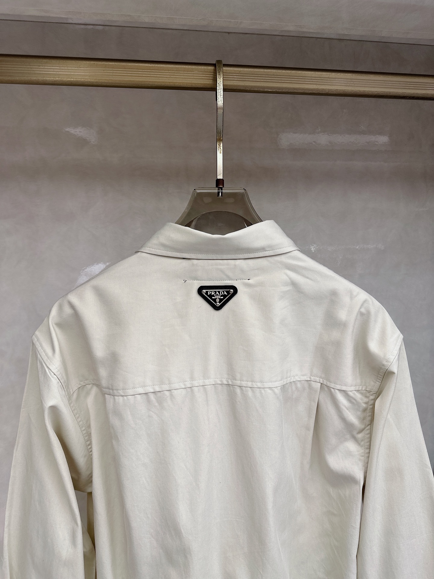 PRADA 普拉达 2026男士 秋季最新款纯色长袖三角标衬衫外套 简约到了极致就是经典！！普拉达这个品