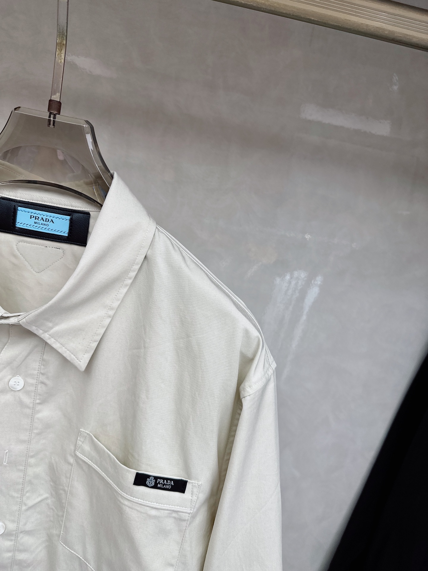 PRADA 普拉达 2026男士 秋季最新款纯色长袖三角标衬衫外套 简约到了极致就是经典！！普拉达这个品