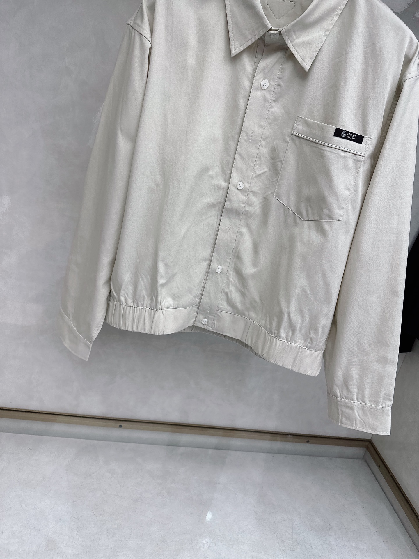 PRADA 普拉达 2026男士 秋季最新款纯色长袖三角标衬衫外套 简约到了极致就是经典！！普拉达这个品