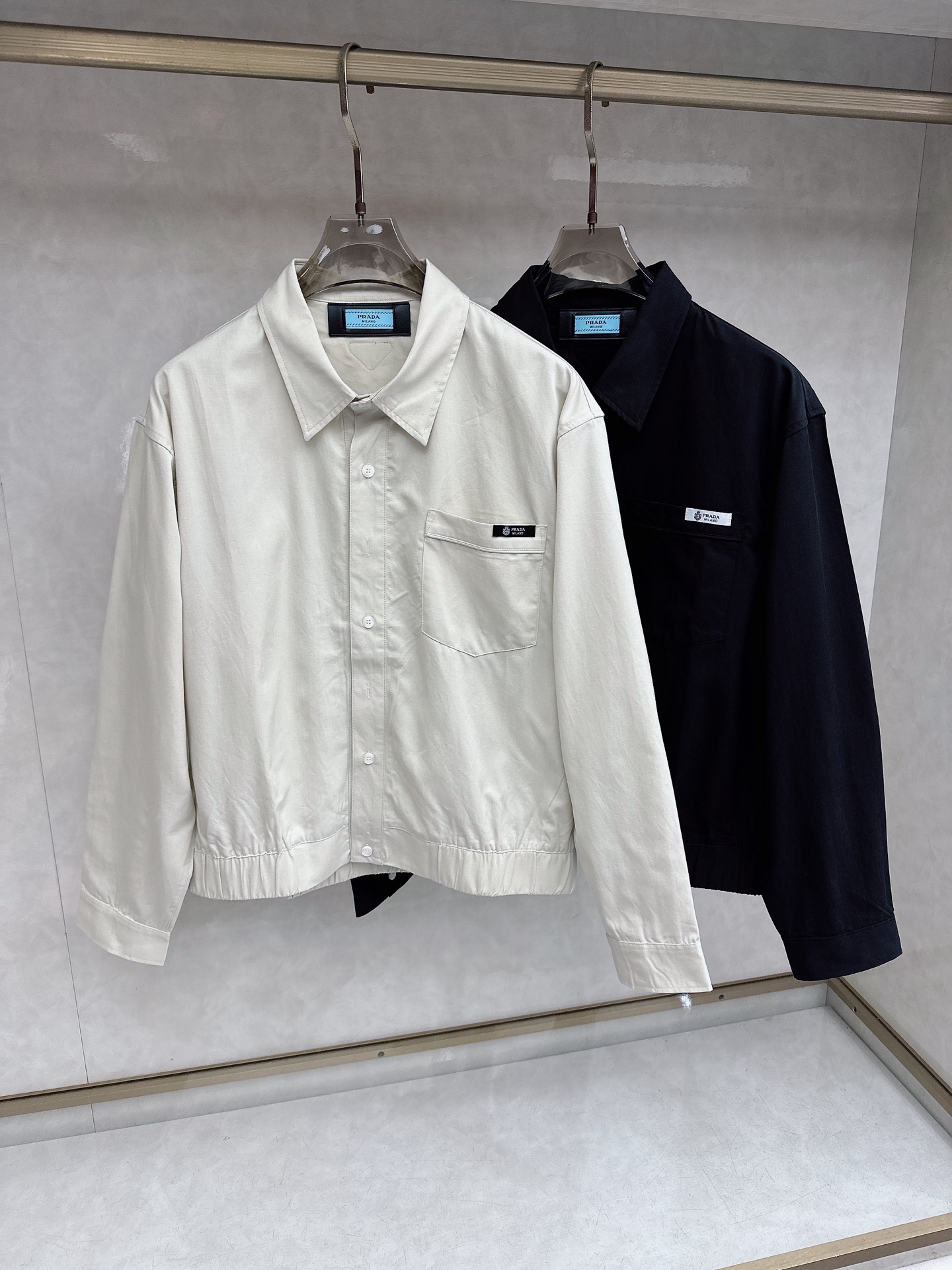 PRADA 普拉达 2026男士 秋季最新款纯色长袖三角标衬衫外套 简约到了极致就是经典！！普拉达这个品
