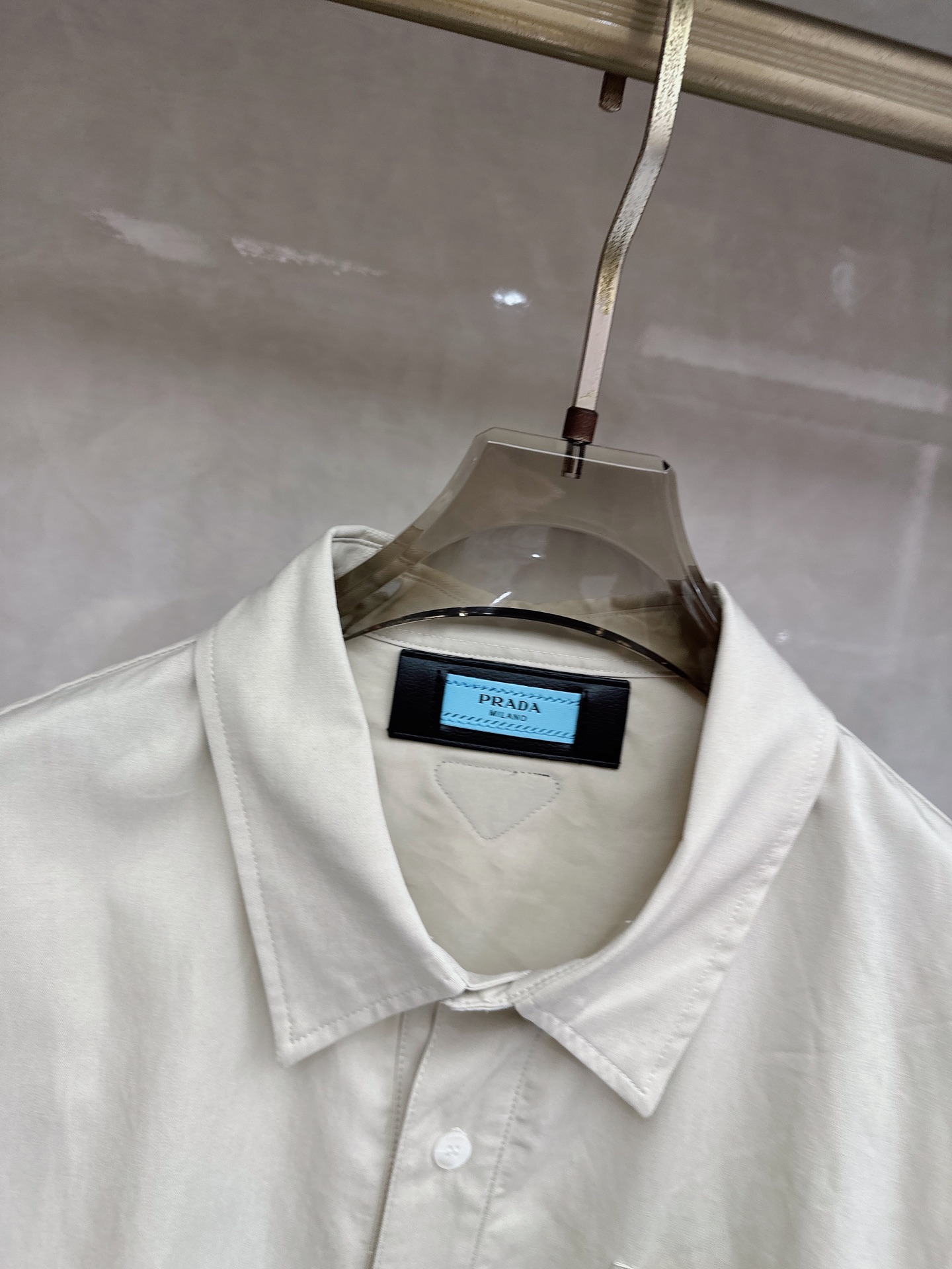 PRADA 普拉达 2026男士 秋季最新款纯色长袖三角标衬衫外套 简约到了极致就是经典！！普拉达这个品