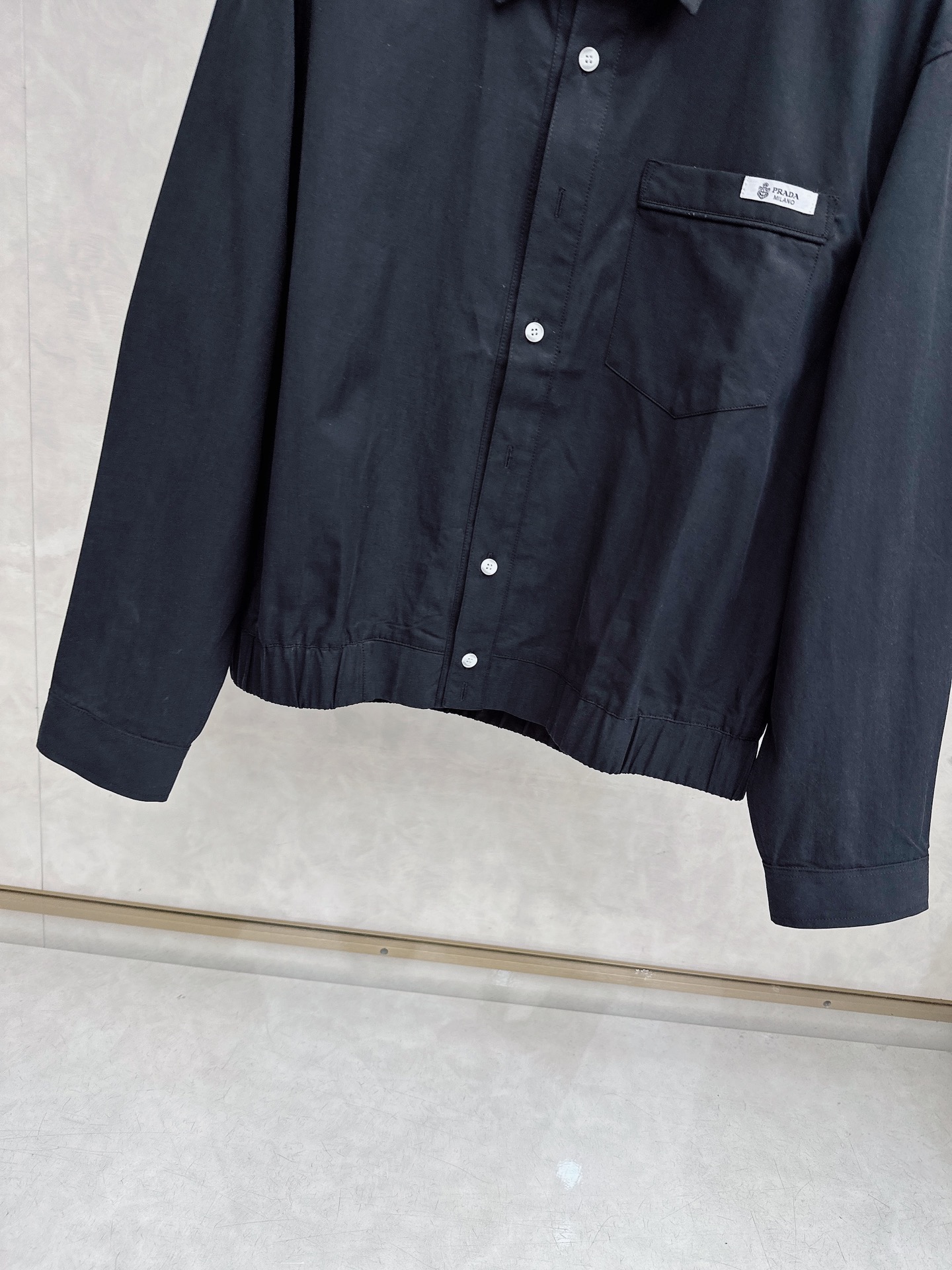 PRADA 普拉达 2026男士 秋季最新款纯色长袖三角标衬衫外套 简约到了极致就是经典！！普拉达这个品