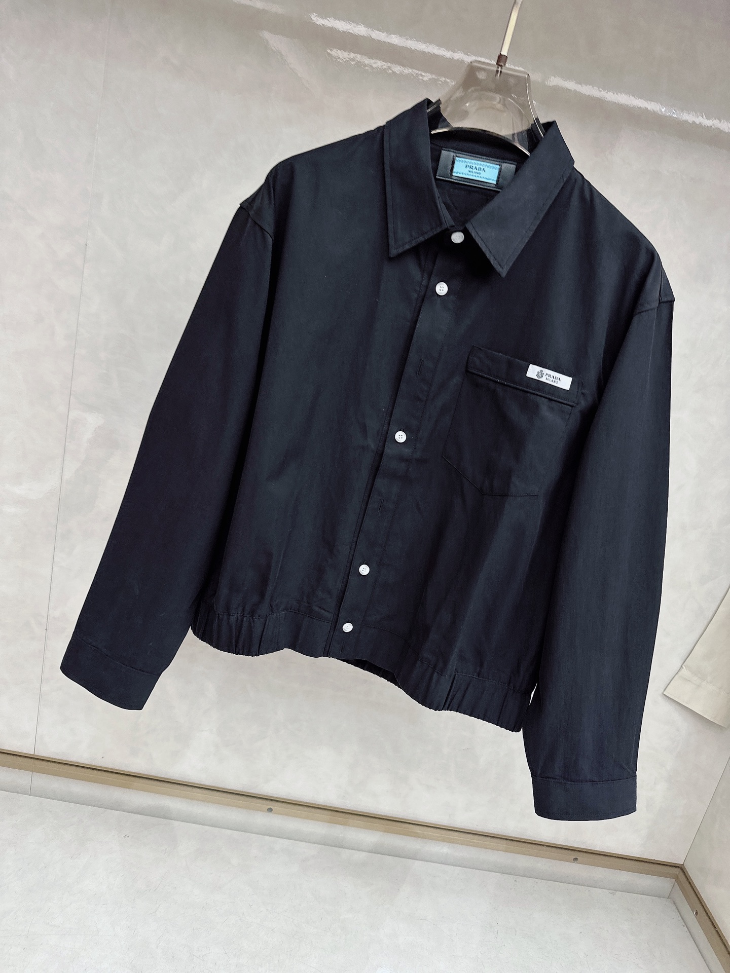 PRADA 普拉达 2026男士 秋季最新款纯色长袖三角标衬衫外套 简约到了极致就是经典！！普拉达这个品