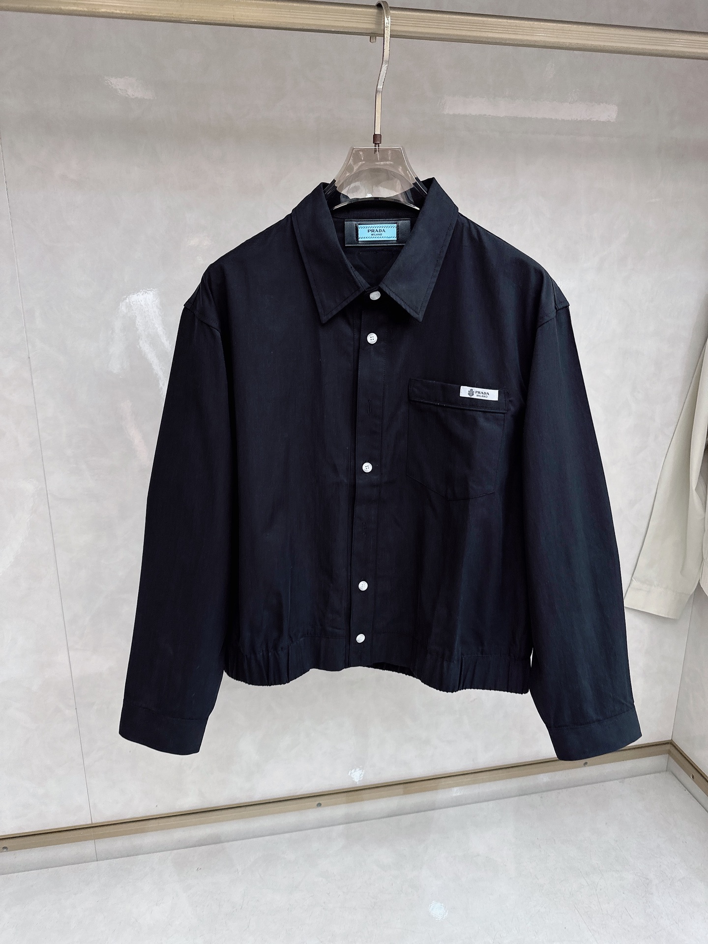 PRADA 普拉达 2026男士 秋季最新款纯色长袖三角标衬衫外套 简约到了极致就是经典！！普拉达这个品