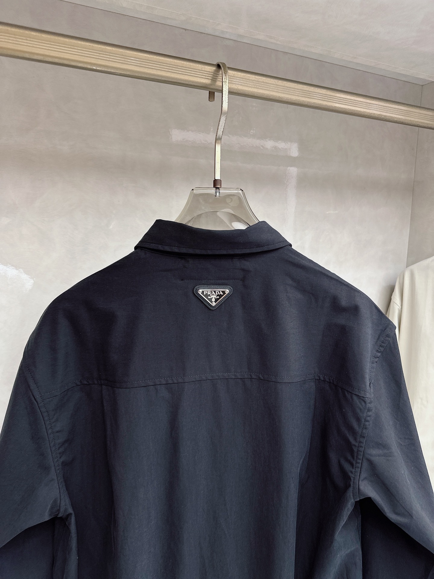 PRADA 普拉达 2026男士 秋季最新款纯色长袖三角标衬衫外套 简约到了极致就是经典！！普拉达这个品