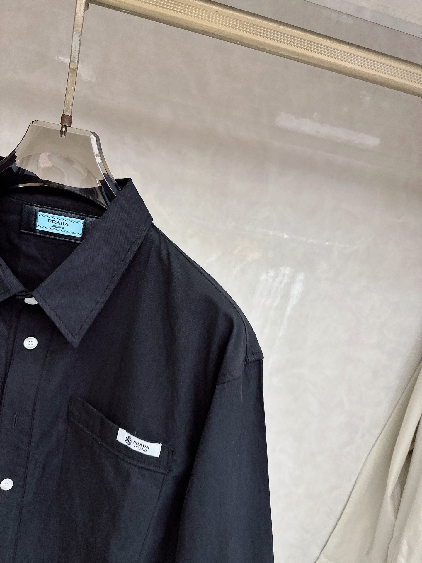 PRADA 普拉达 2026男士 秋季最新款纯色长袖三角标衬衫外套 简约到了极致就是经典！！普拉达这个品
