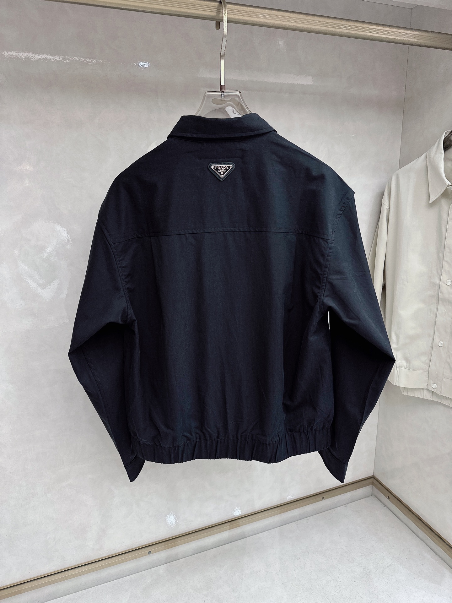 PRADA 普拉达 2026男士 秋季最新款纯色长袖三角标衬衫外套 简约到了极致就是经典！！普拉达这个品