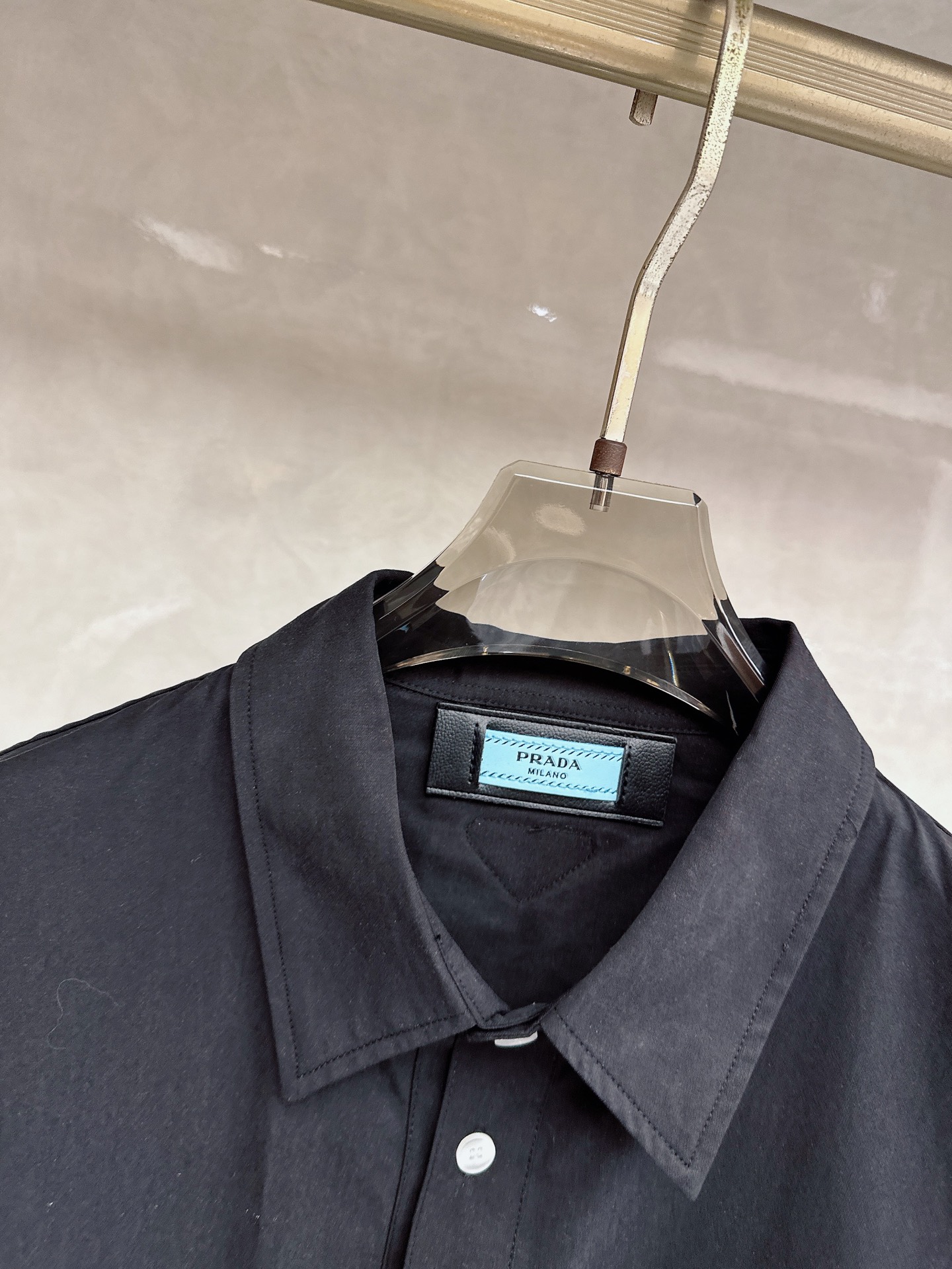 PRADA 普拉达 2026男士 秋季最新款纯色长袖三角标衬衫外套 简约到了极致就是经典！！普拉达这个品