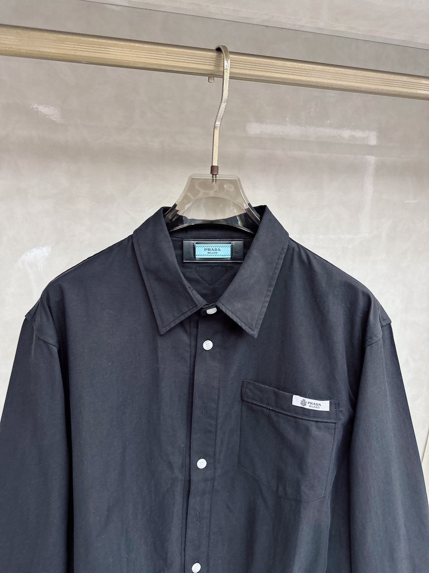 PRADA 普拉达 2026男士 秋季最新款纯色长袖三角标衬衫外套 简约到了极致就是经典！！普拉达这个品