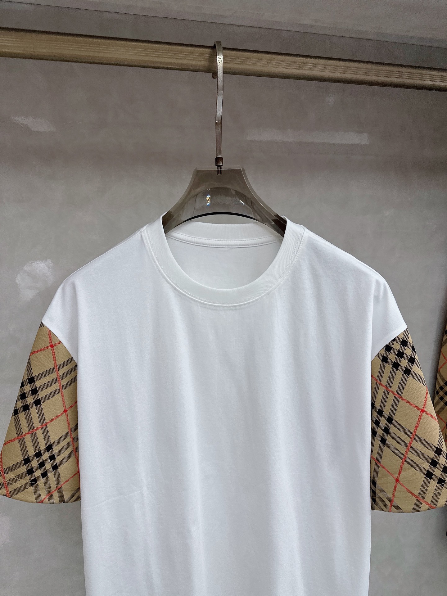 巴宝莉 2026春夏最新款，男女同款，经典设计短袖T恤短裤套装，定制丝光棉面料，手感柔软，穿着舒适，做工