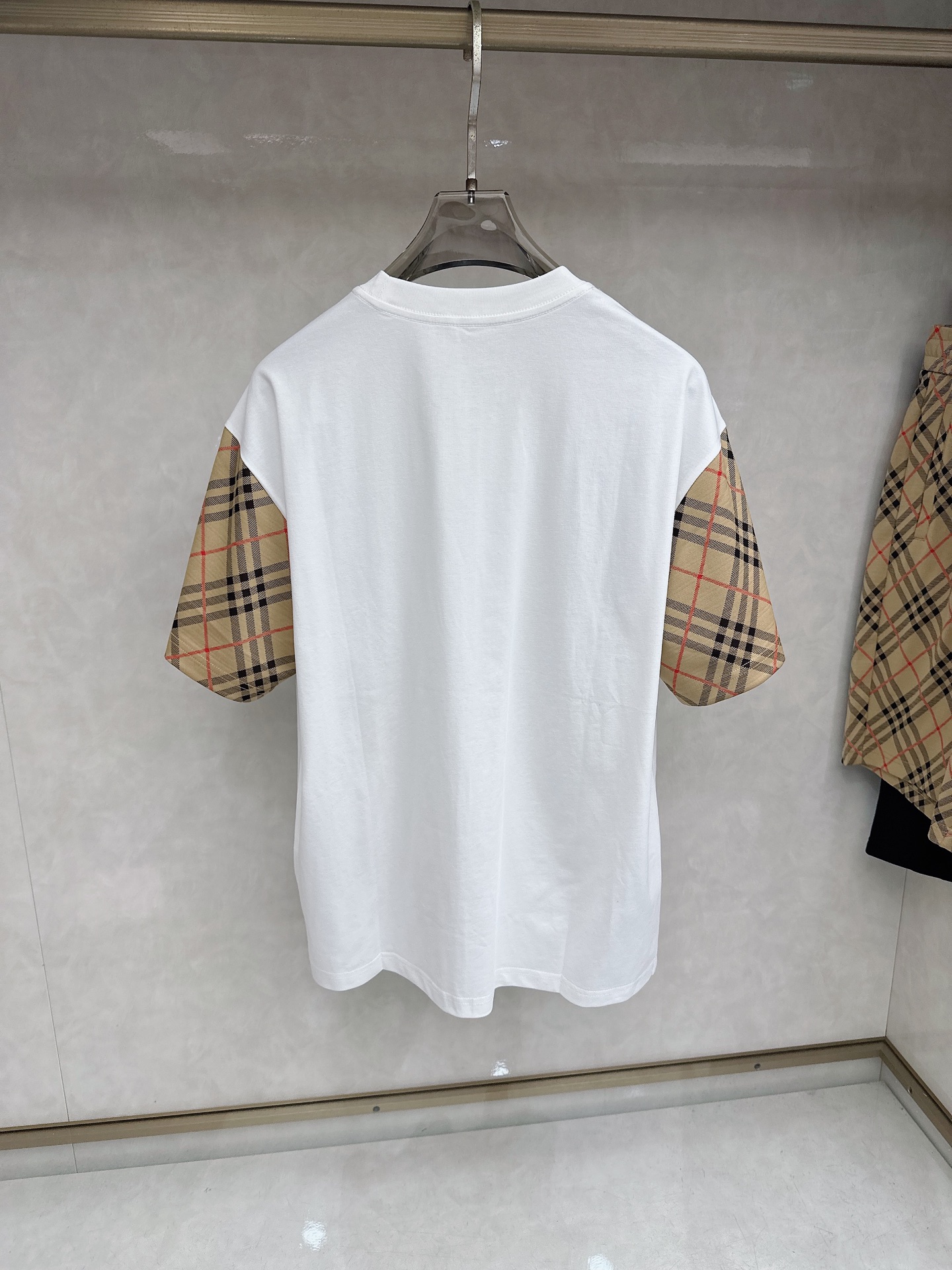 巴宝莉 2026春夏最新款，男女同款，经典设计短袖T恤短裤套装，定制丝光棉面料，手感柔软，穿着舒适，做工