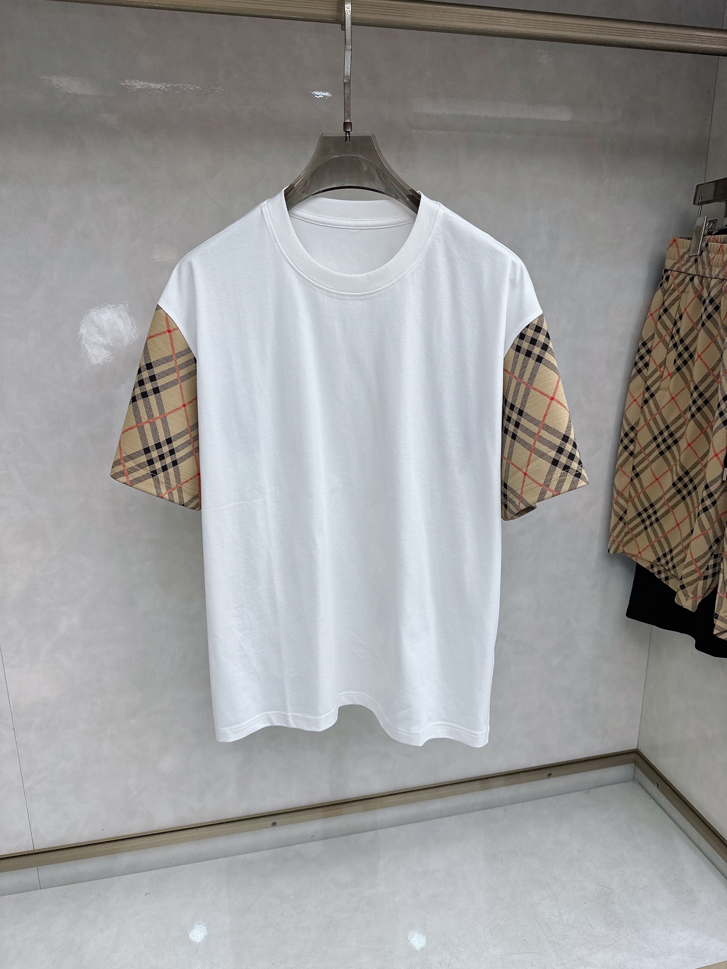 巴宝莉 2026春夏最新款，男女同款，经典设计短袖T恤短裤套装，定制丝光棉面料，手感柔软，穿着舒适，做工