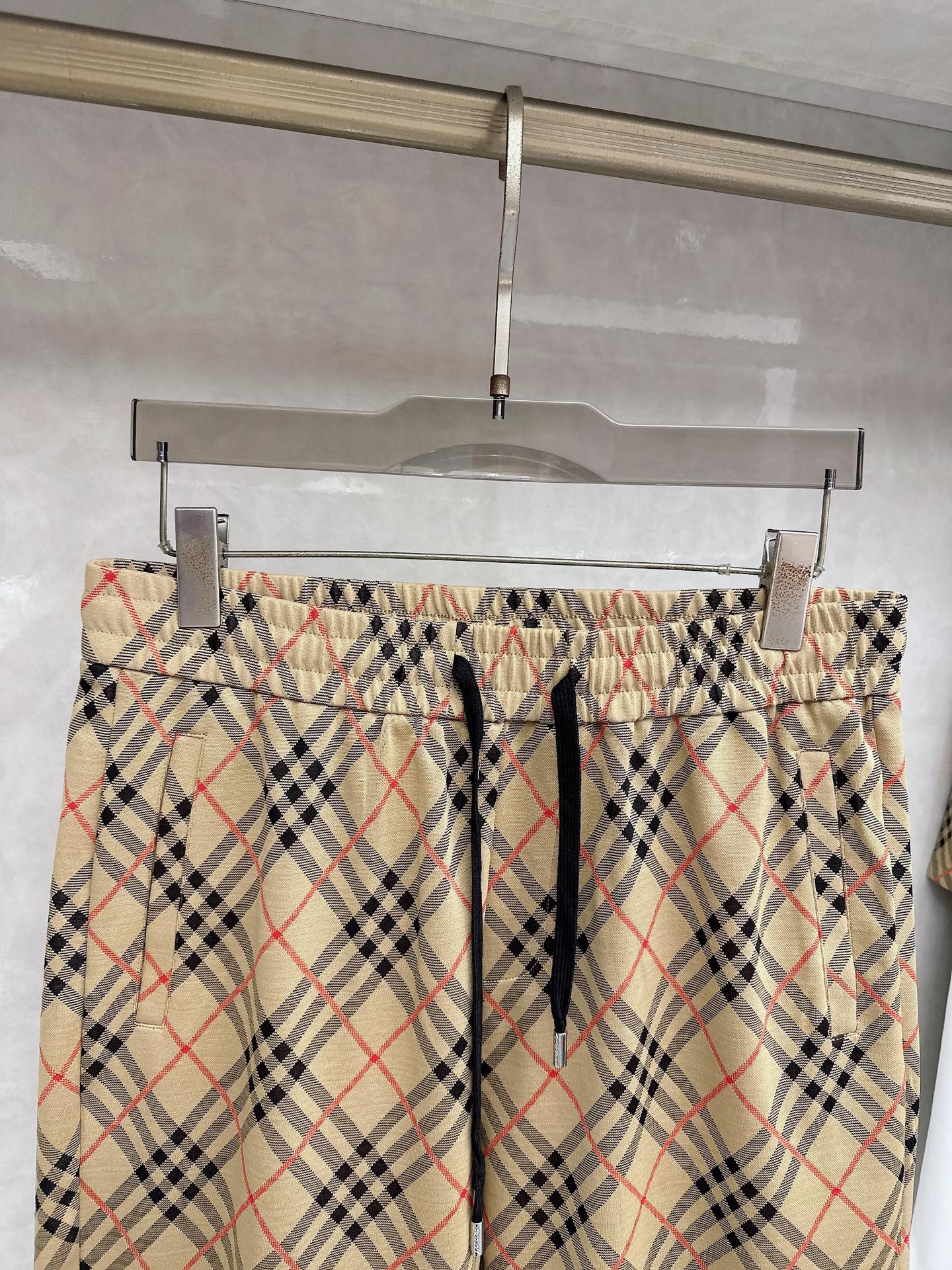 巴宝莉 2026春夏最新款，男女同款，经典设计短袖T恤短裤套装，定制丝光棉面料，手感柔软，穿着舒适，做工