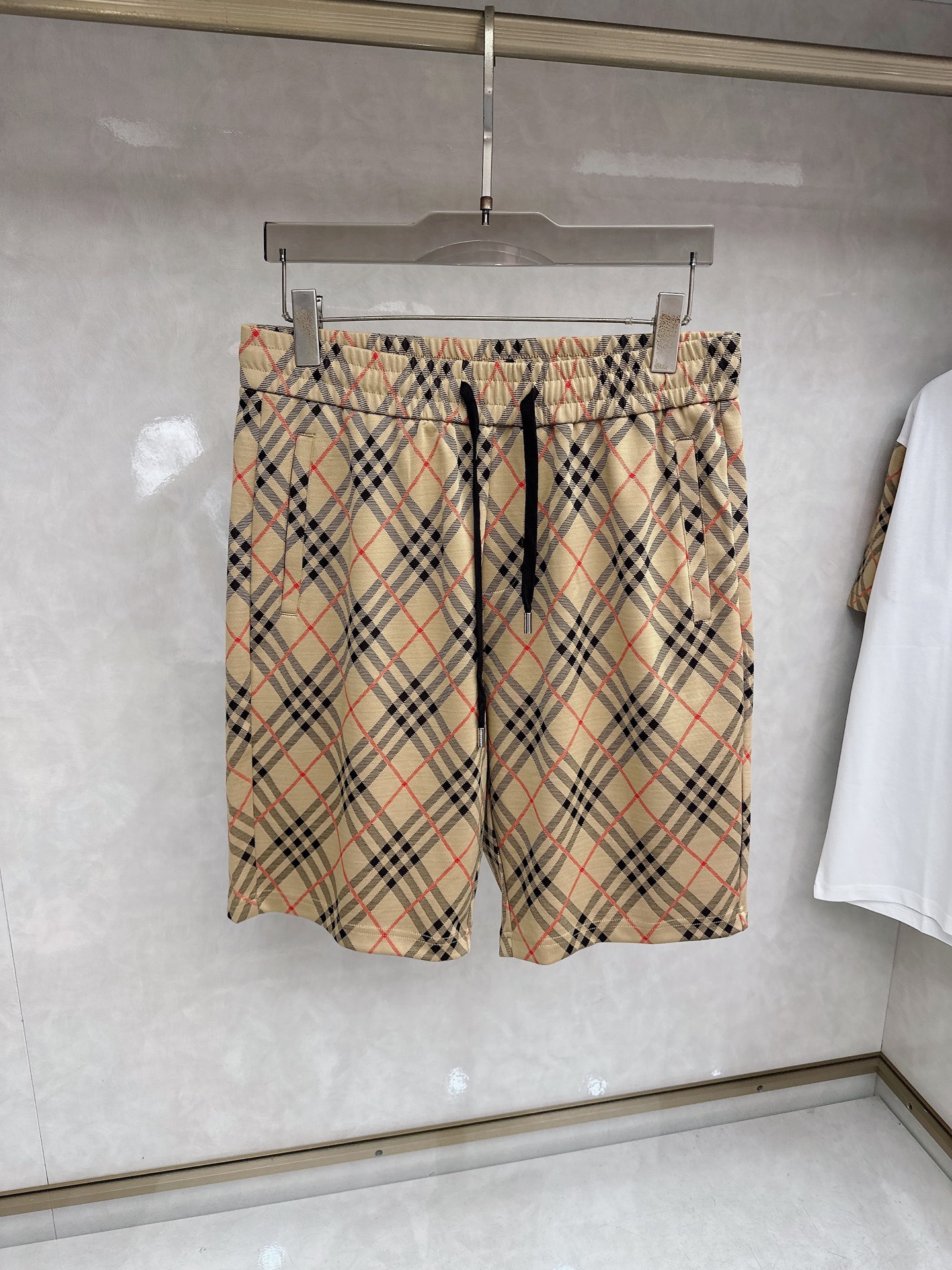 巴宝莉 2026春夏最新款，男女同款，经典设计短袖T恤短裤套装，定制丝光棉面料，手感柔软，穿着舒适，做工