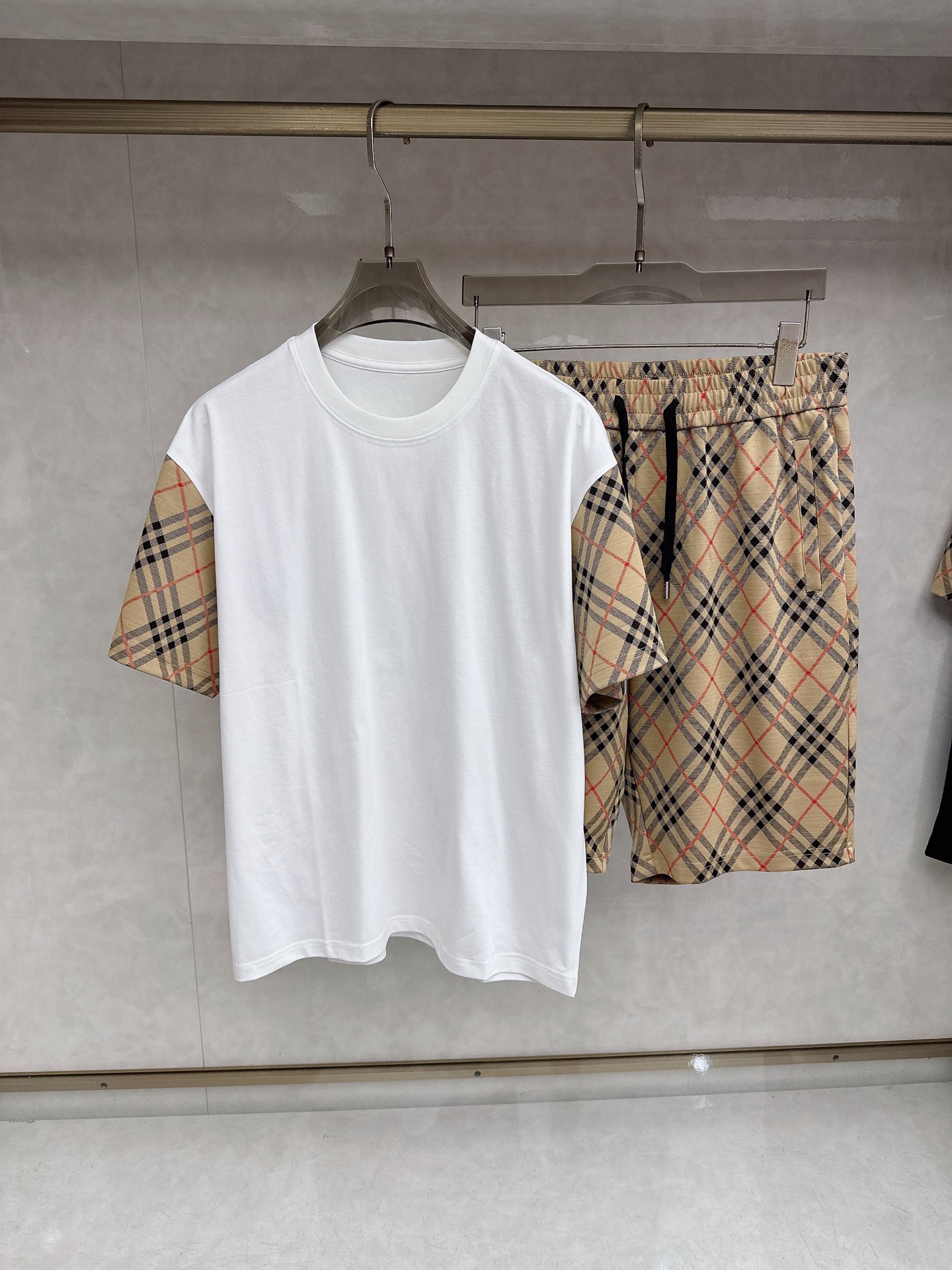 巴宝莉 2026春夏最新款，男女同款，经典设计短袖T恤短裤套装，定制丝光棉面料，手感柔软，穿着舒适，做工