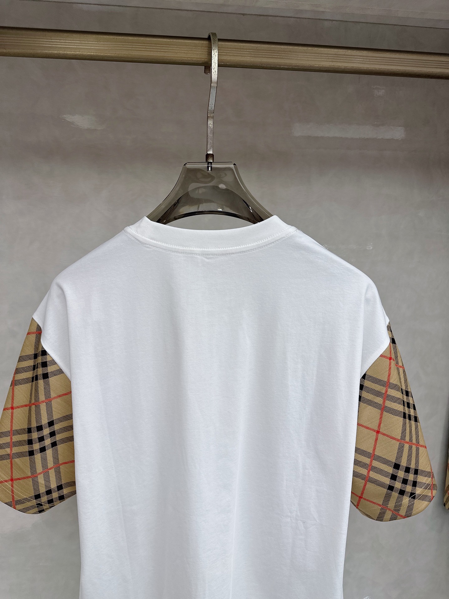 巴宝莉 2026春夏最新款，男女同款，经典设计短袖T恤短裤套装，定制丝光棉面料，手感柔软，穿着舒适，做工