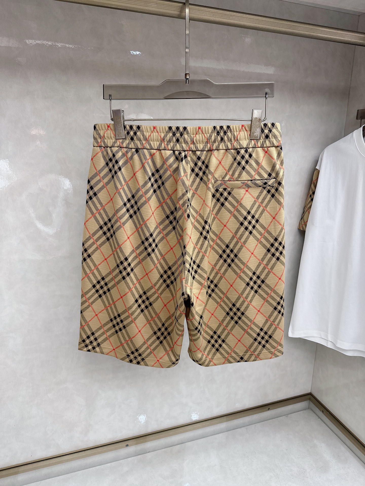 巴宝莉 2026春夏最新款，男女同款，经典设计短袖T恤短裤套装，定制丝光棉面料，手感柔软，穿着舒适，做工