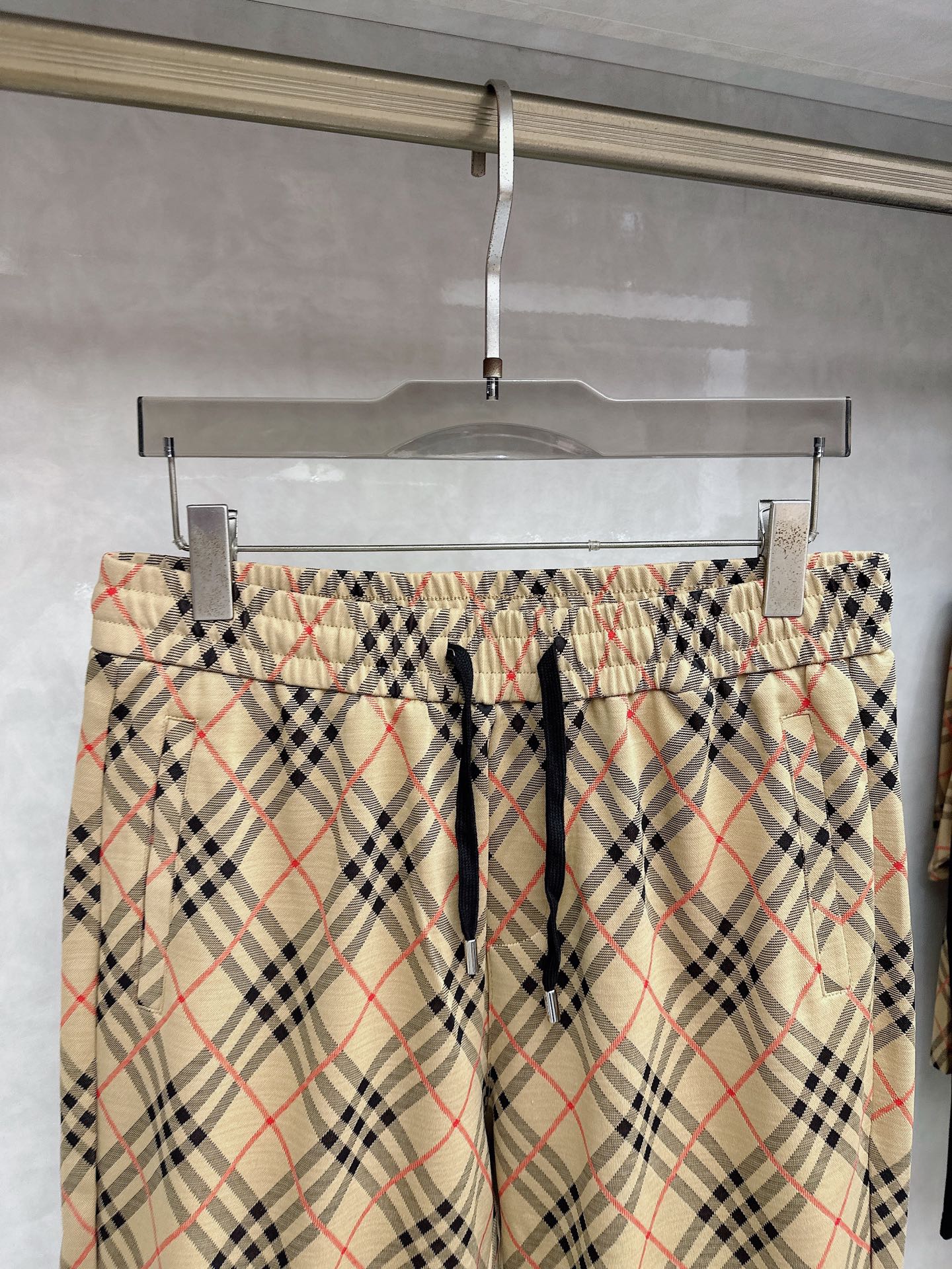 巴宝莉 2026春夏最新款，男女同款，经典设计短袖T恤短裤套装，定制丝光棉面料，手感柔软，穿着舒适，做工