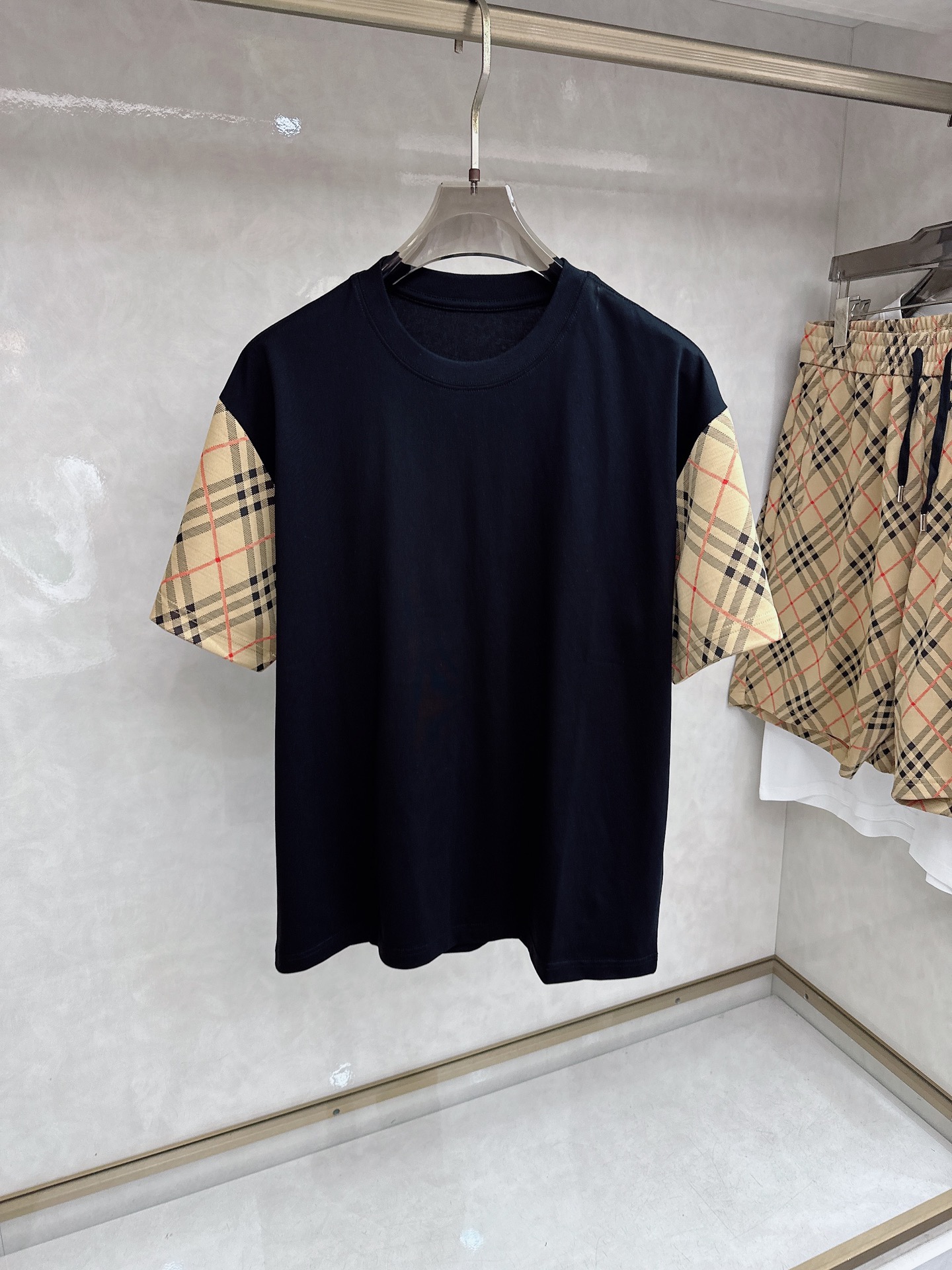 巴宝莉 2026春夏最新款，男女同款，经典设计短袖T恤短裤套装，定制丝光棉面料，手感柔软，穿着舒适，做工