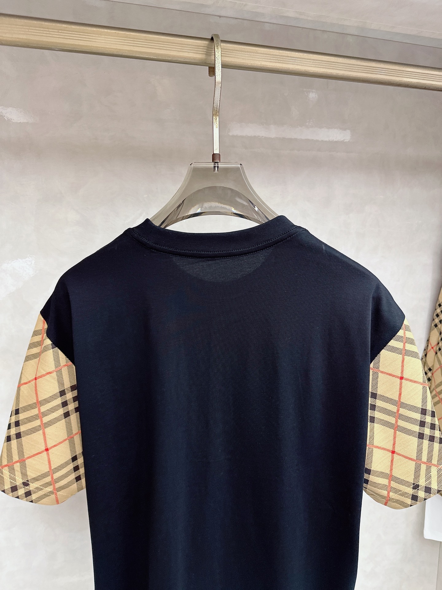 巴宝莉 2026春夏最新款，男女同款，经典设计短袖T恤短裤套装，定制丝光棉面料，手感柔软，穿着舒适，做工