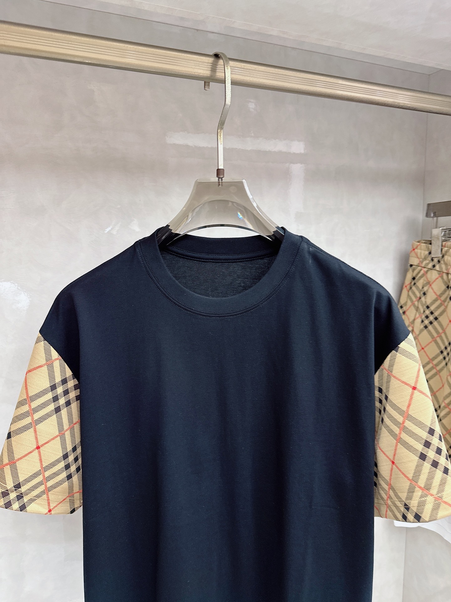 巴宝莉 2026春夏最新款，男女同款，经典设计短袖T恤短裤套装，定制丝光棉面料，手感柔软，穿着舒适，做工