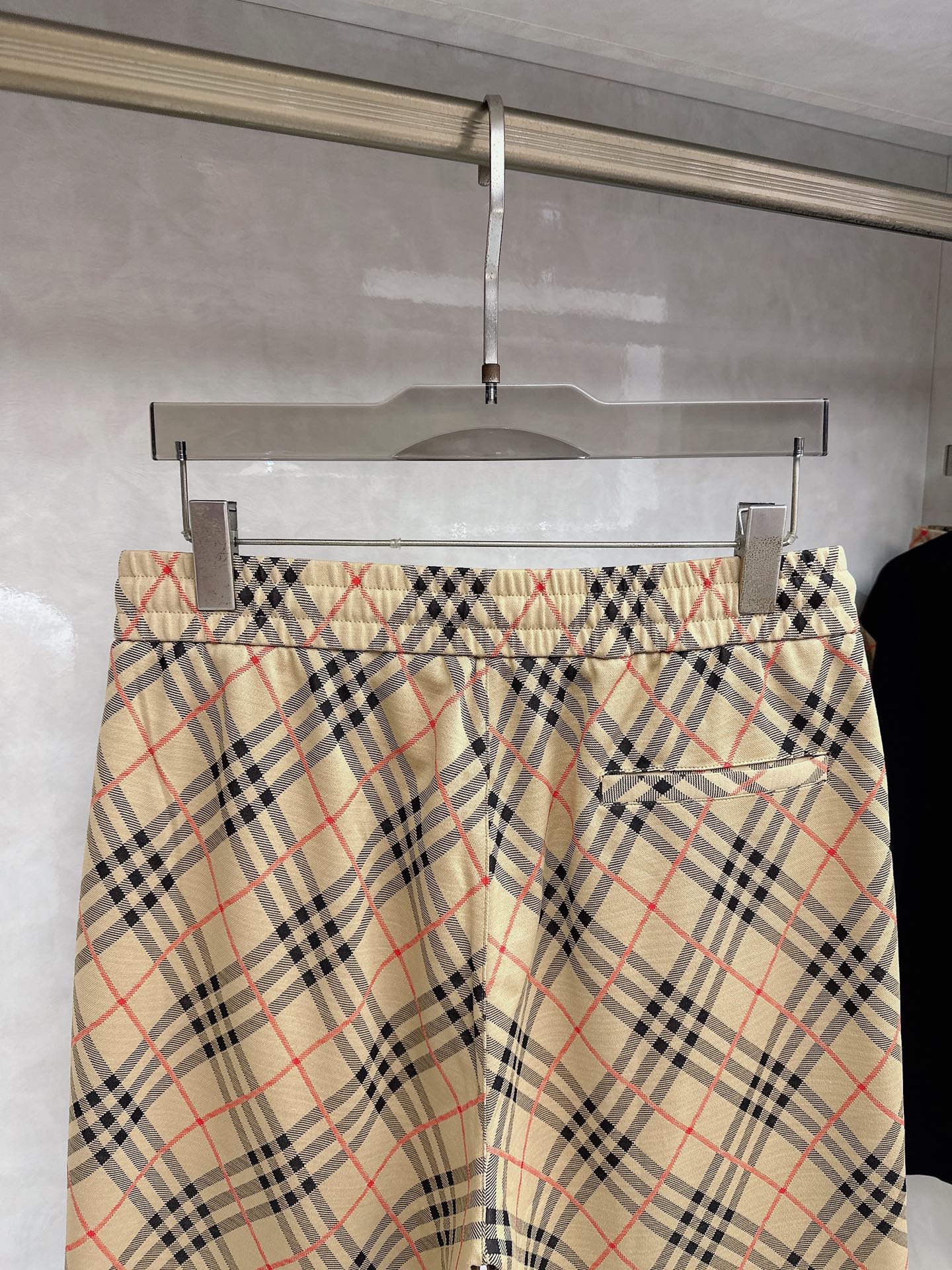 巴宝莉 2026春夏最新款，男女同款，经典设计短袖T恤短裤套装，定制丝光棉面料，手感柔软，穿着舒适，做工