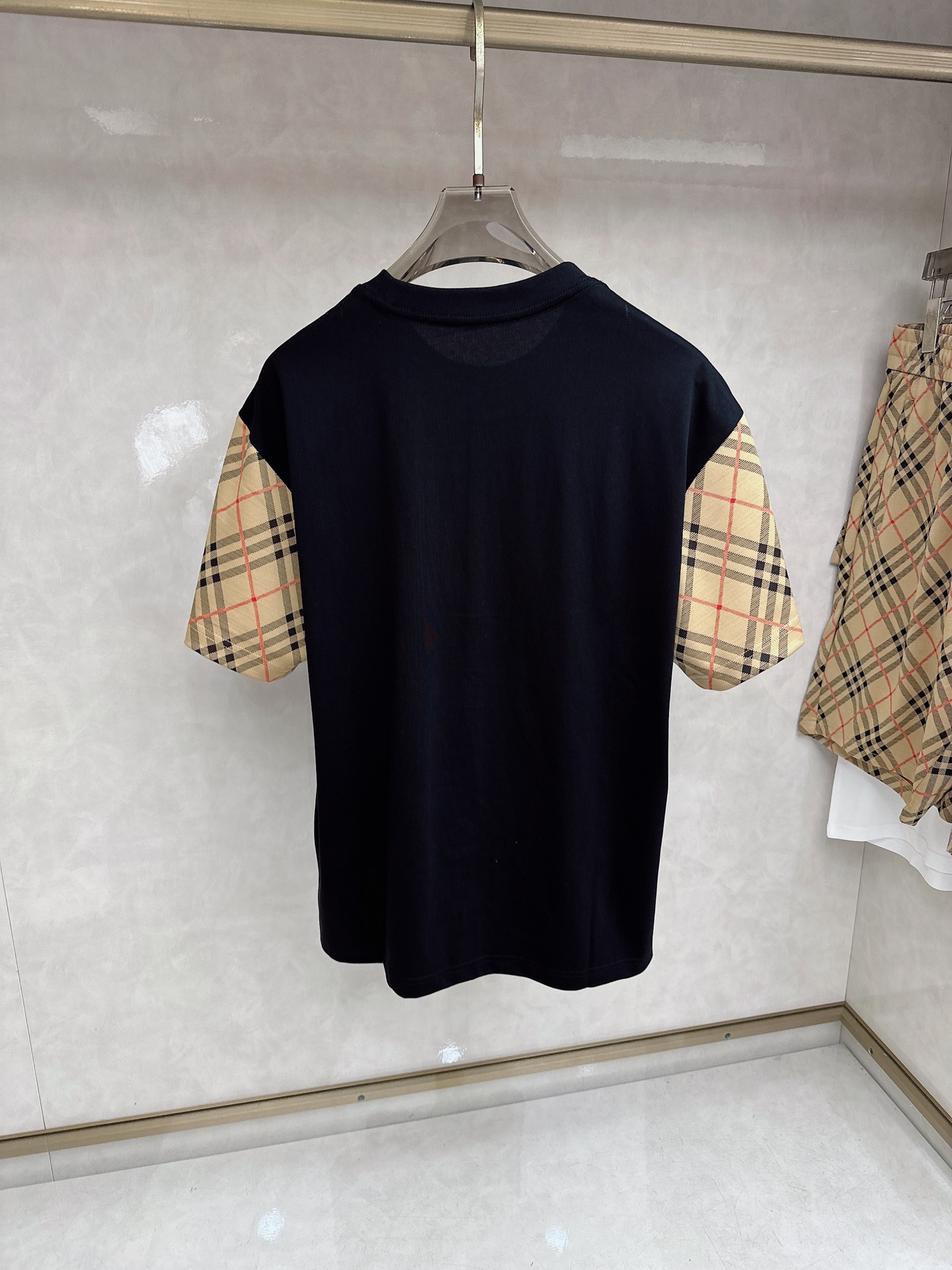 巴宝莉 2026春夏最新款，男女同款，经典设计短袖T恤短裤套装，定制丝光棉面料，手感柔软，穿着舒适，做工