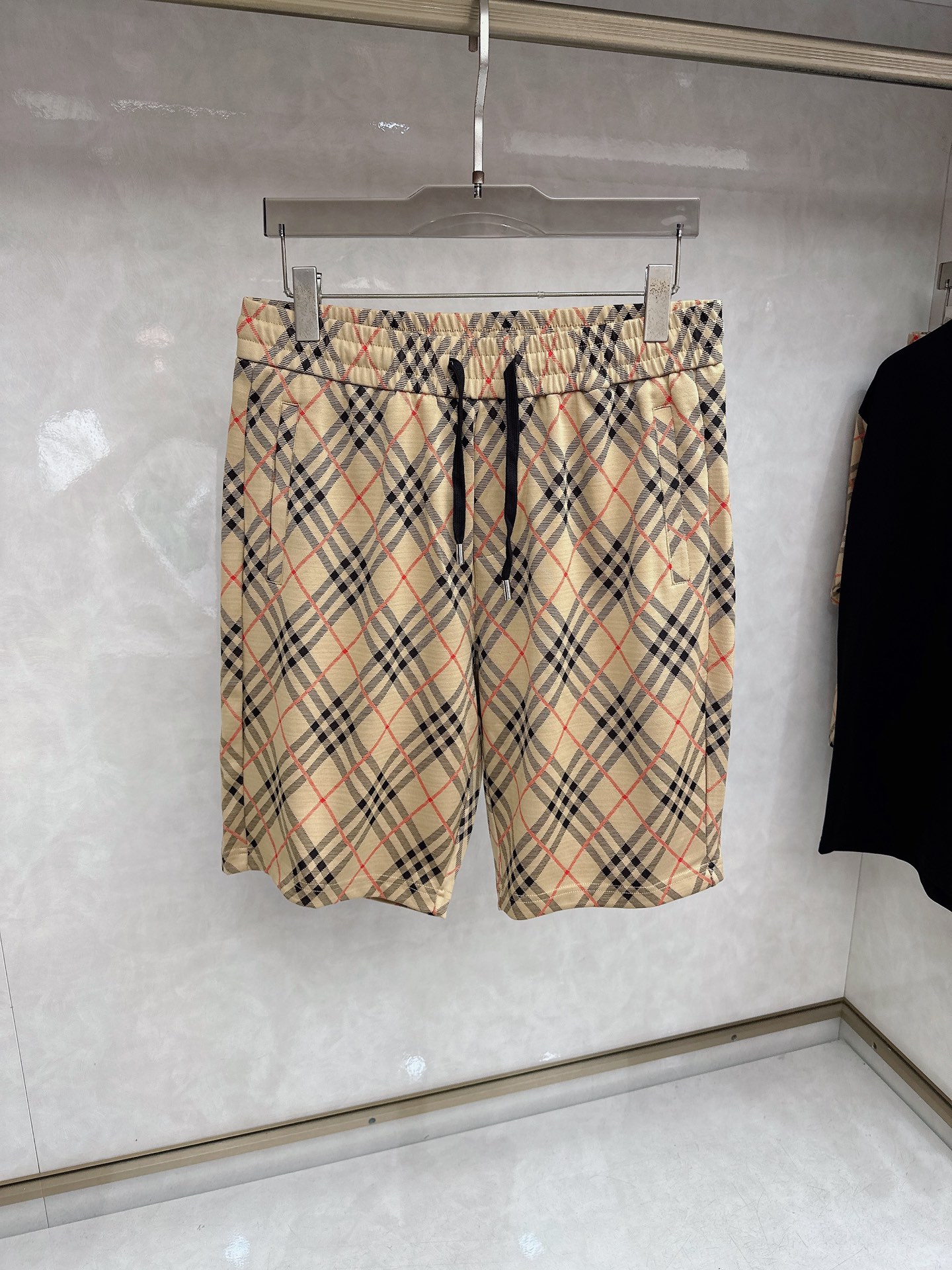 巴宝莉 2026春夏最新款，男女同款，经典设计短袖T恤短裤套装，定制丝光棉面料，手感柔软，穿着舒适，做工