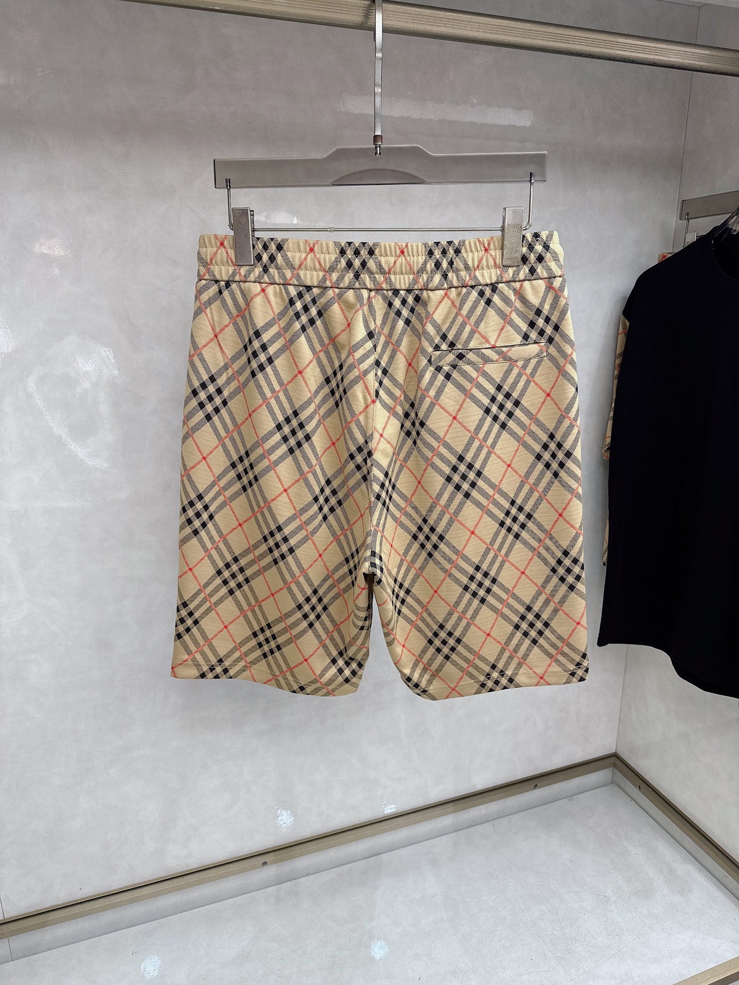 巴宝莉 2026春夏最新款，男女同款，经典设计短袖T恤短裤套装，定制丝光棉面料，手感柔软，穿着舒适，做工