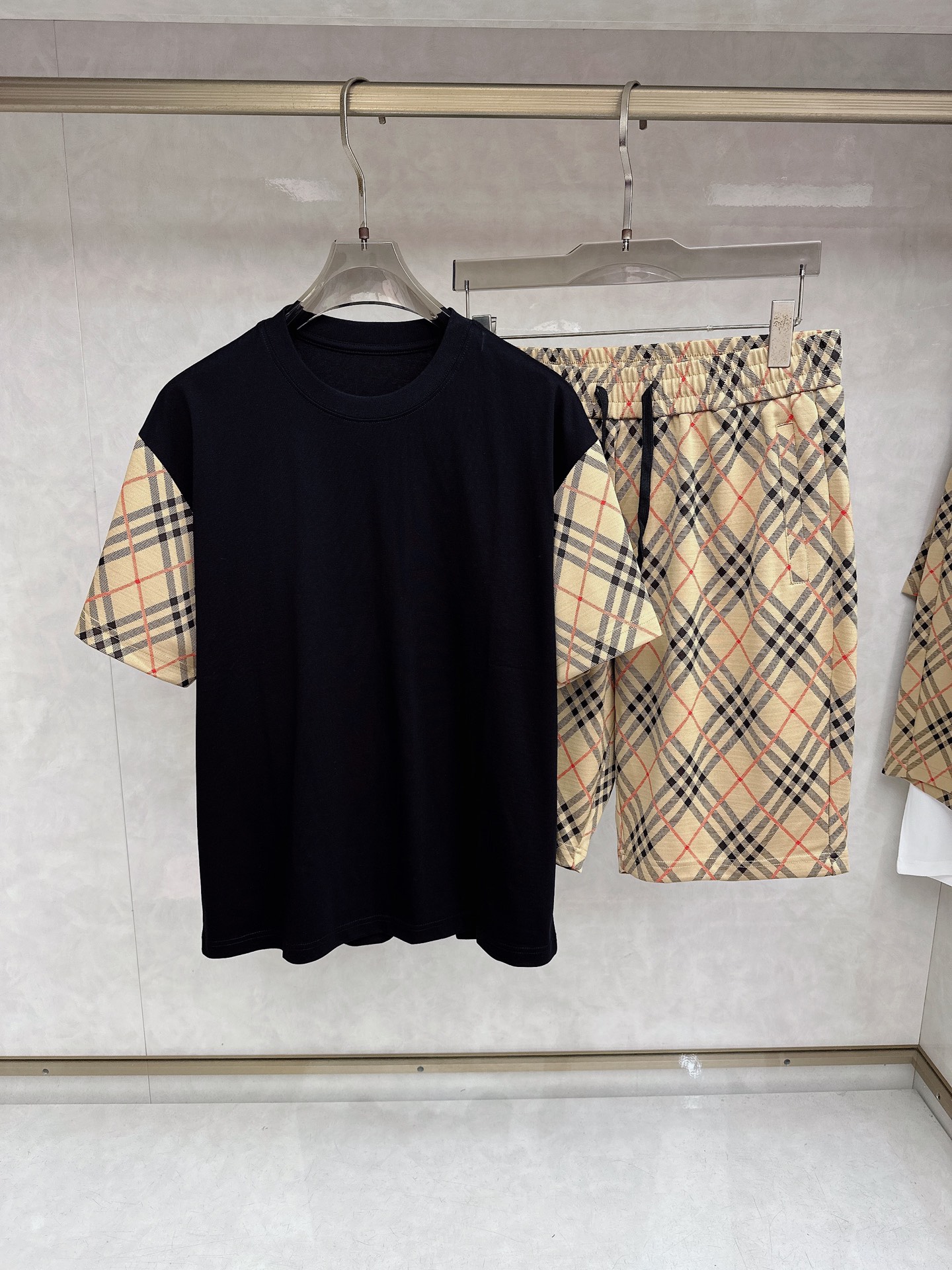 巴宝莉 2026春夏最新款，男女同款，经典设计短袖T恤短裤套装，定制丝光棉面料，手感柔软，穿着舒适，做工