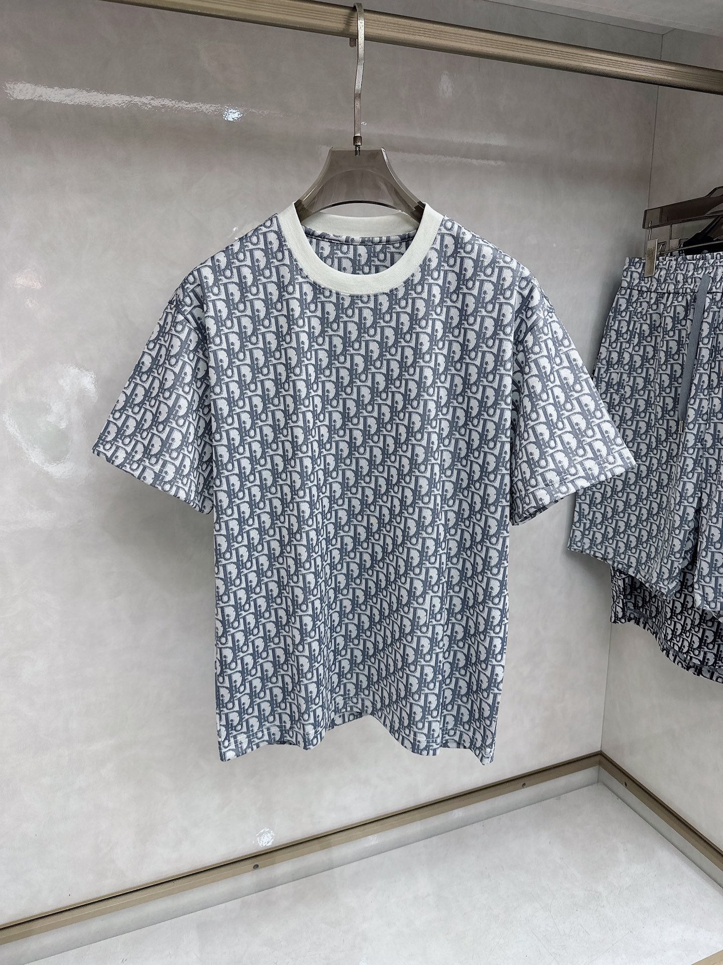 迪奥 2026春夏最新款，男女同款，经典设计短袖T恤短裤套装，定制丝光棉面料，手感柔软，穿着舒适，做工精