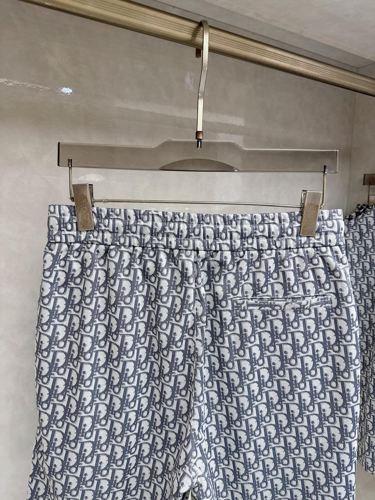 迪奥 2026春夏最新款，男女同款，经典设计短袖T恤短裤套装，定制丝光棉面料，手感柔软，穿着舒适，做工精