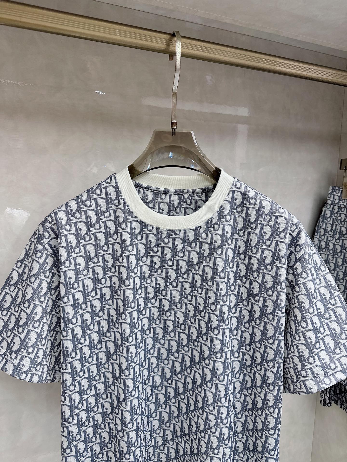 迪奥 2026春夏最新款，男女同款，经典设计短袖T恤短裤套装，定制丝光棉面料，手感柔软，穿着舒适，做工精