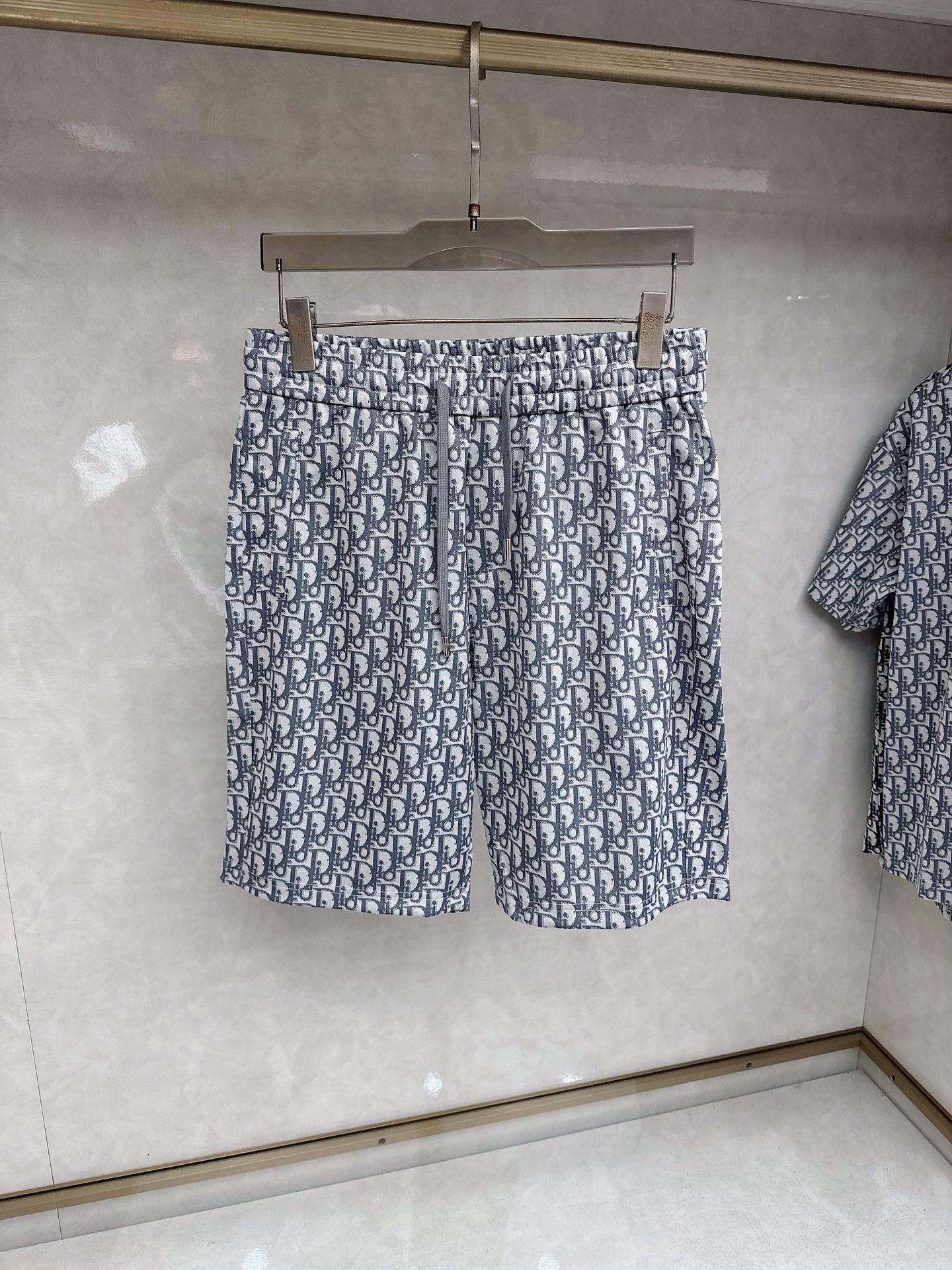 迪奥 2026春夏最新款，男女同款，经典设计短袖T恤短裤套装，定制丝光棉面料，手感柔软，穿着舒适，做工精