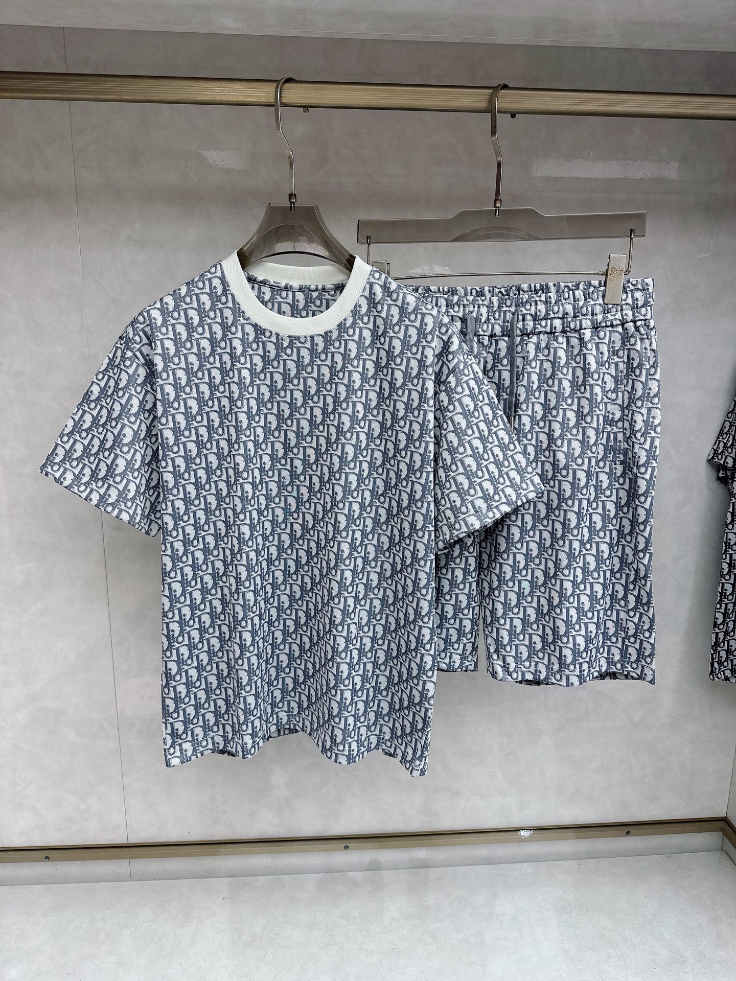 迪奥 2026春夏最新款，男女同款，经典设计短袖T恤短裤套装，定制丝光棉面料，手感柔软，穿着舒适，做工精